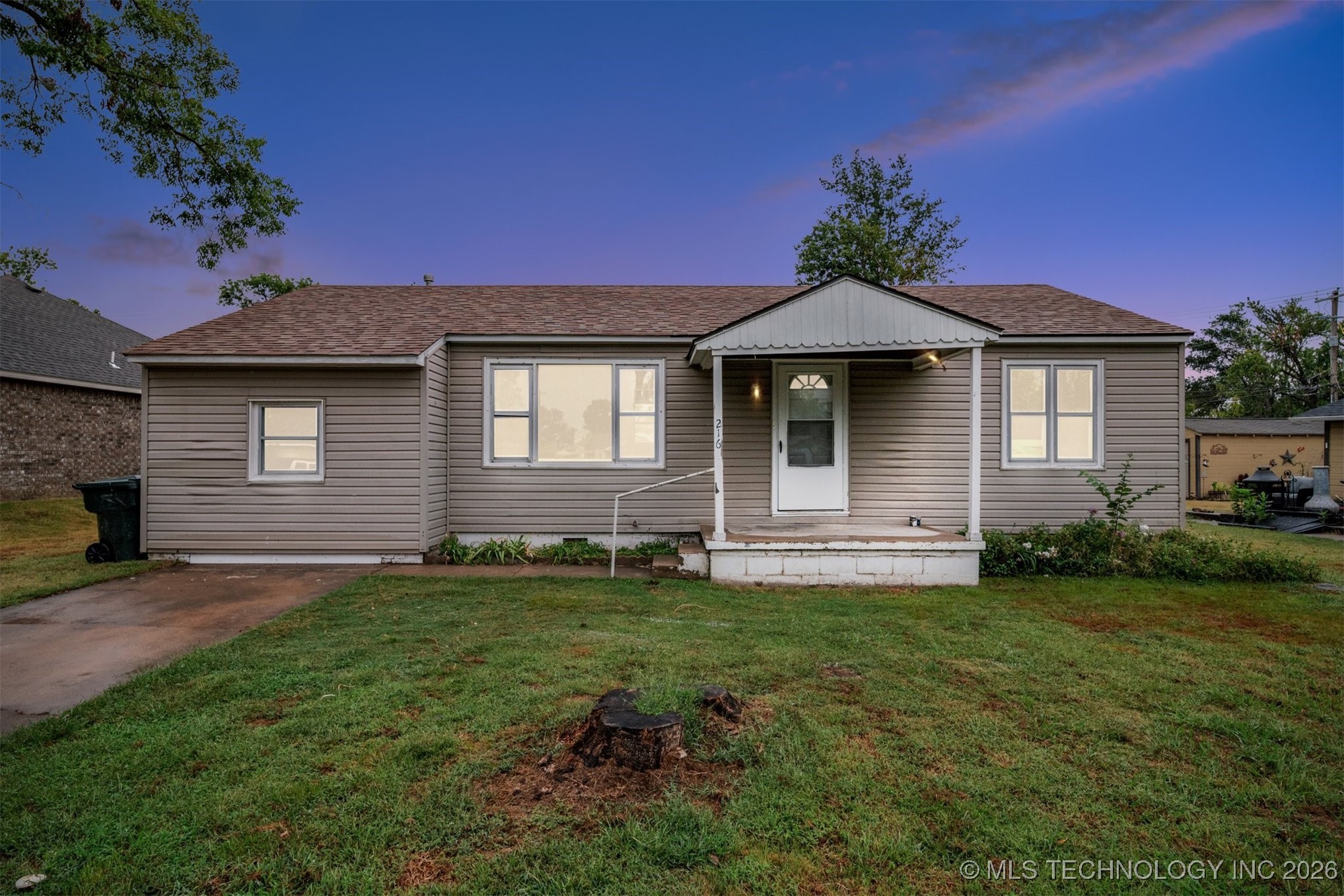 216 S Perdue Avenue Property Photo 1