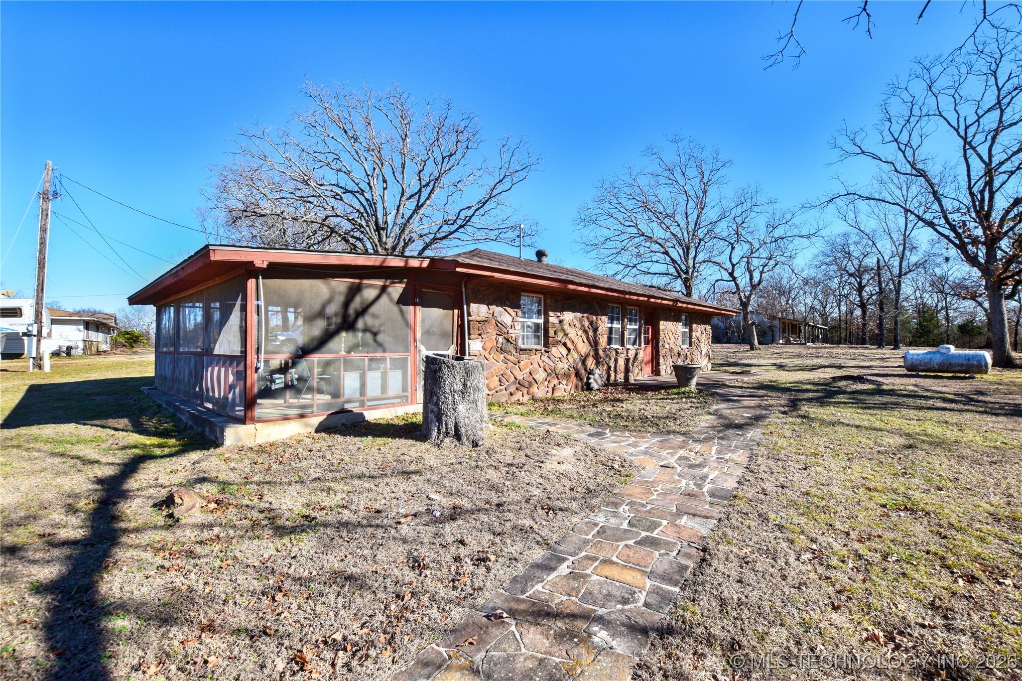 452058 E 965 Loop Property Photo 1