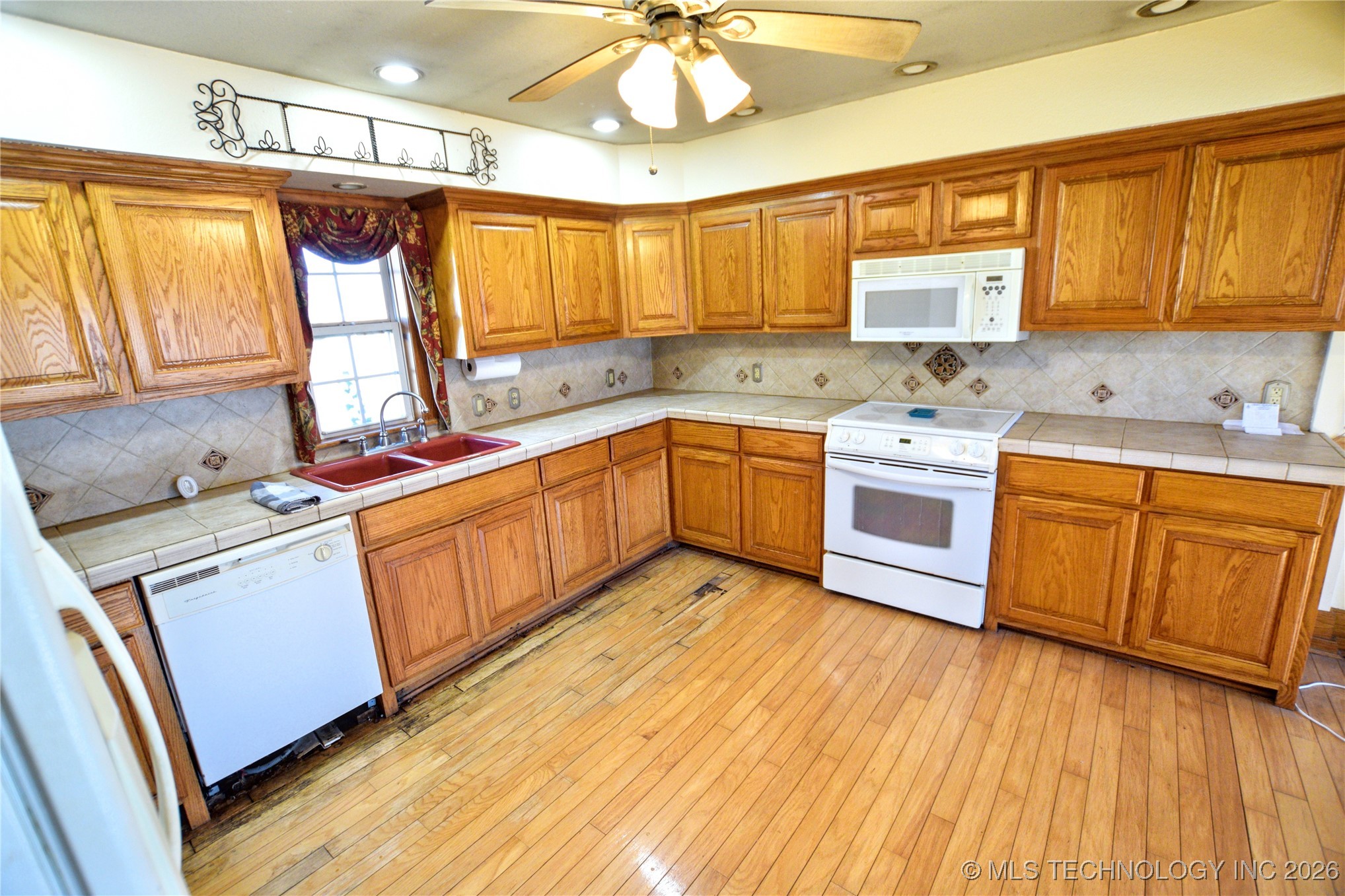 452058 E 965 Loop Property Photo 6