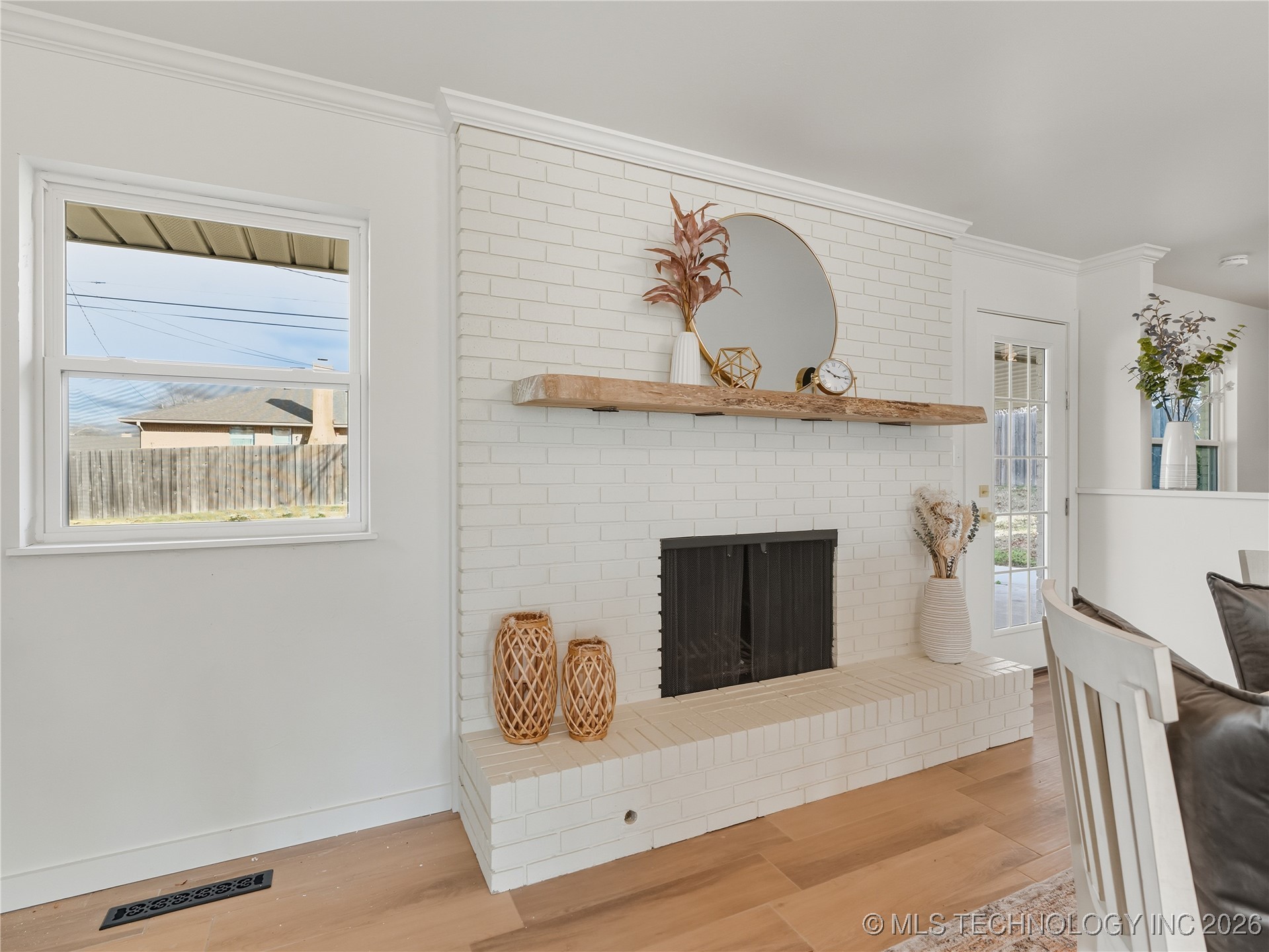 1918 E 15th Property Photo 8