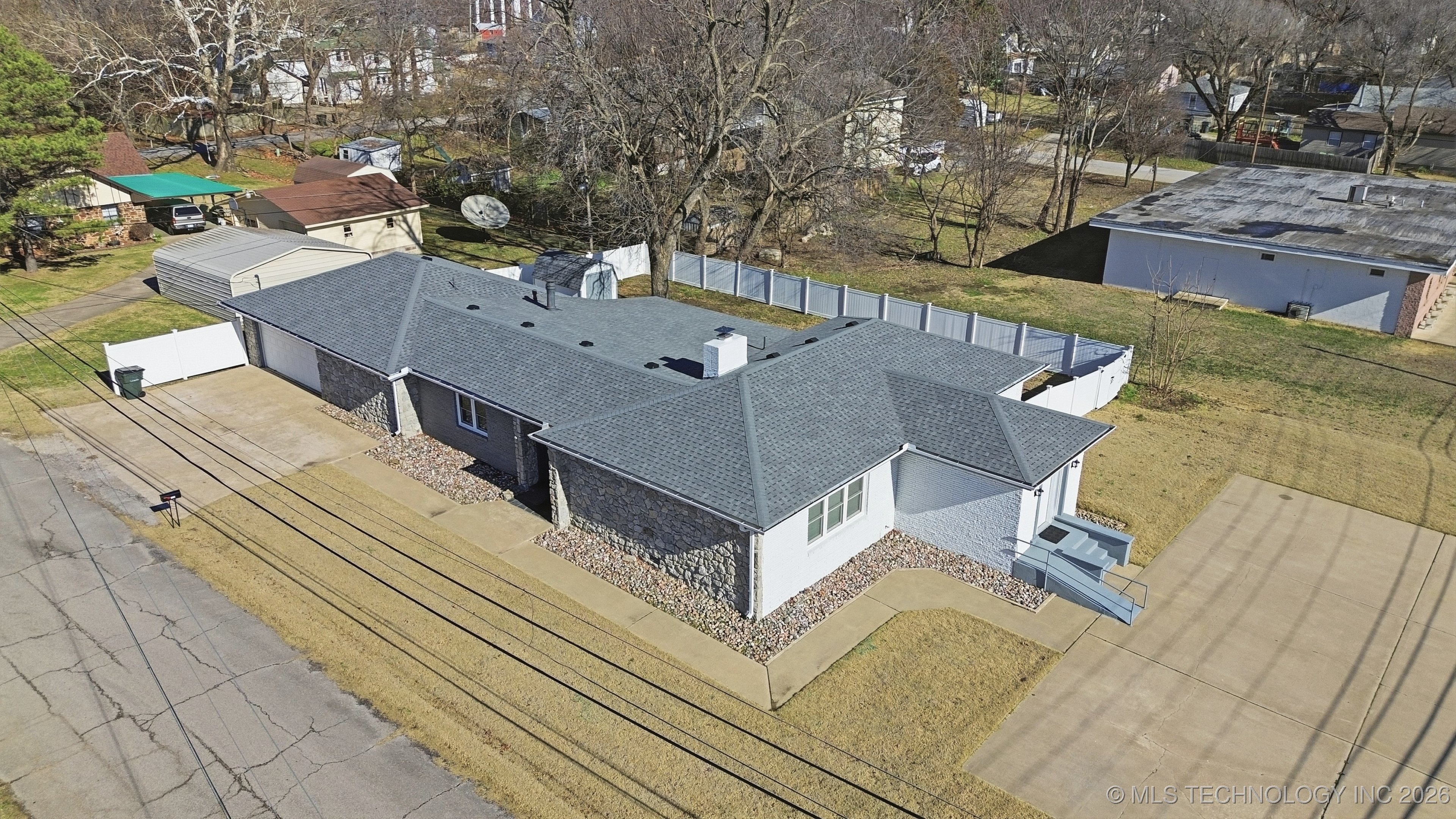 1718 W Broadway Street Property Photo 4