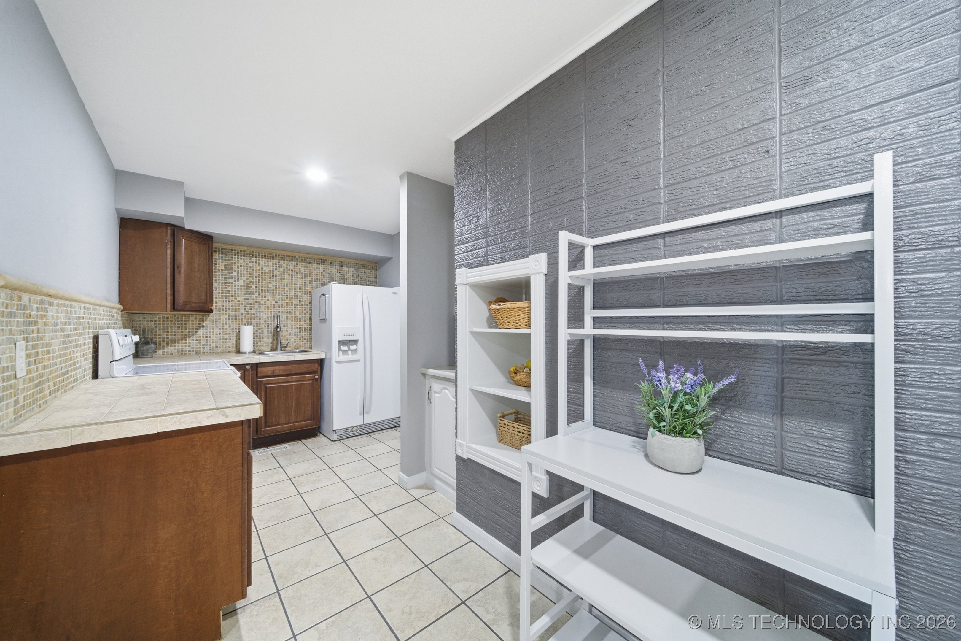 1718 W Broadway Street Property Photo 15