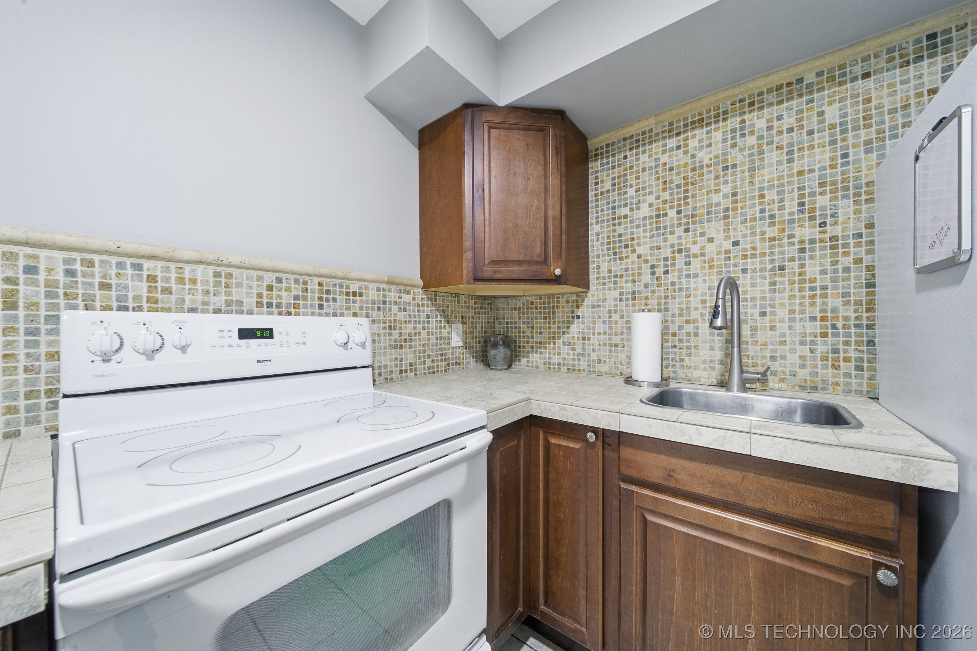 1718 W Broadway Street Property Photo 18