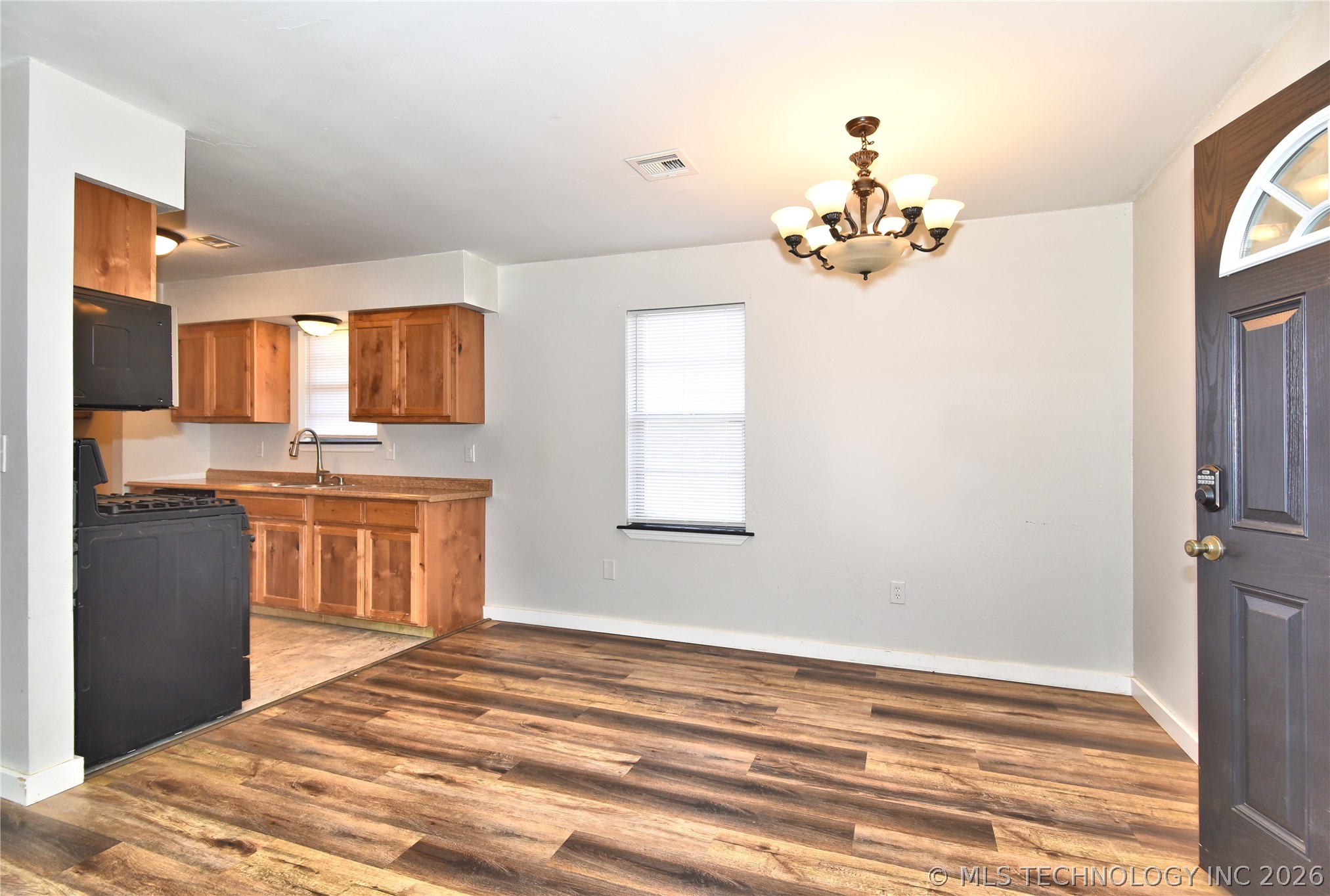 606 Straight Street Property Photo 8