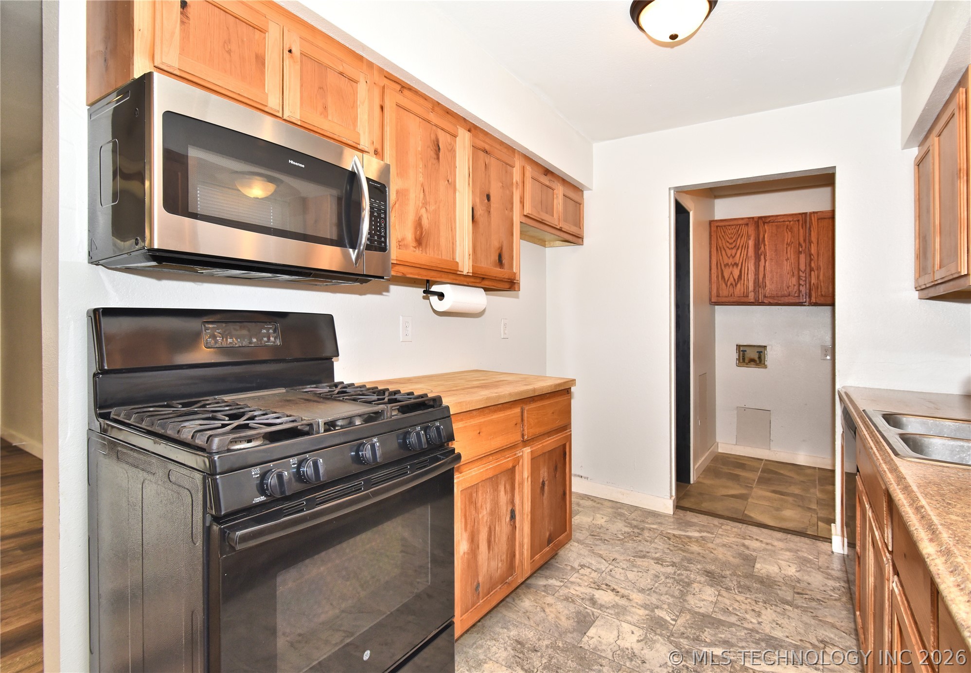 606 Straight Street Property Photo 9