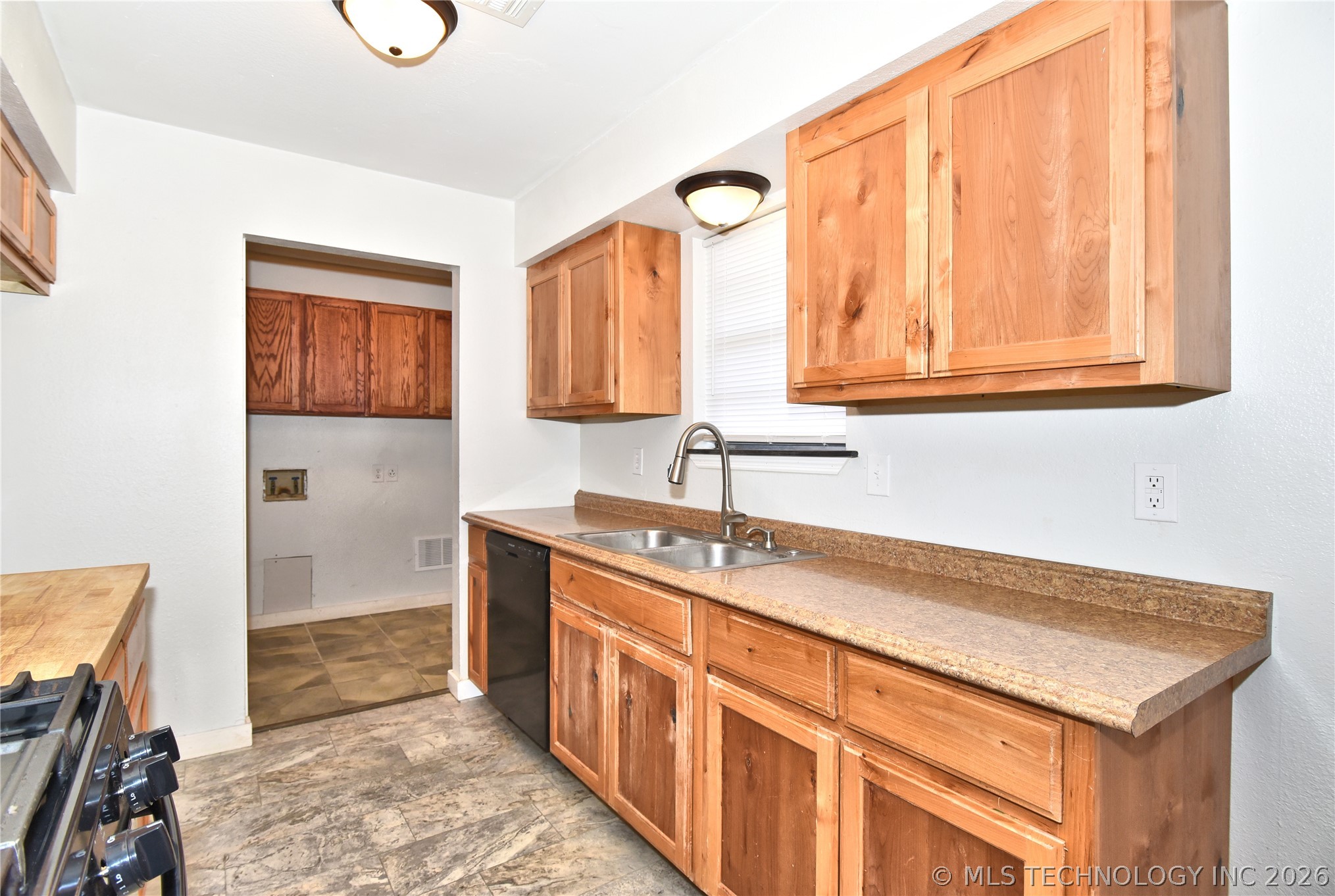 606 Straight Street Property Photo 10