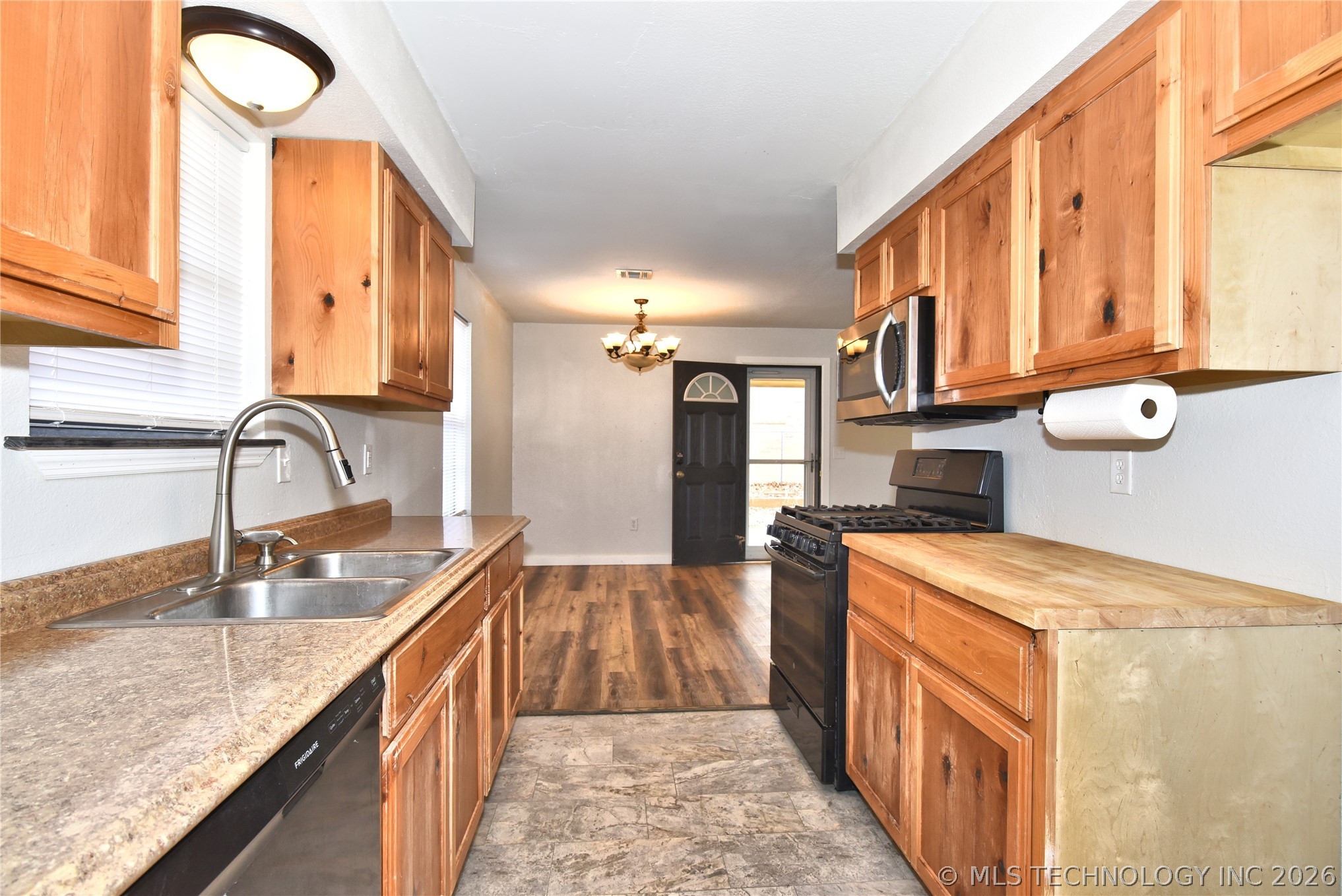 606 Straight Street Property Photo 11