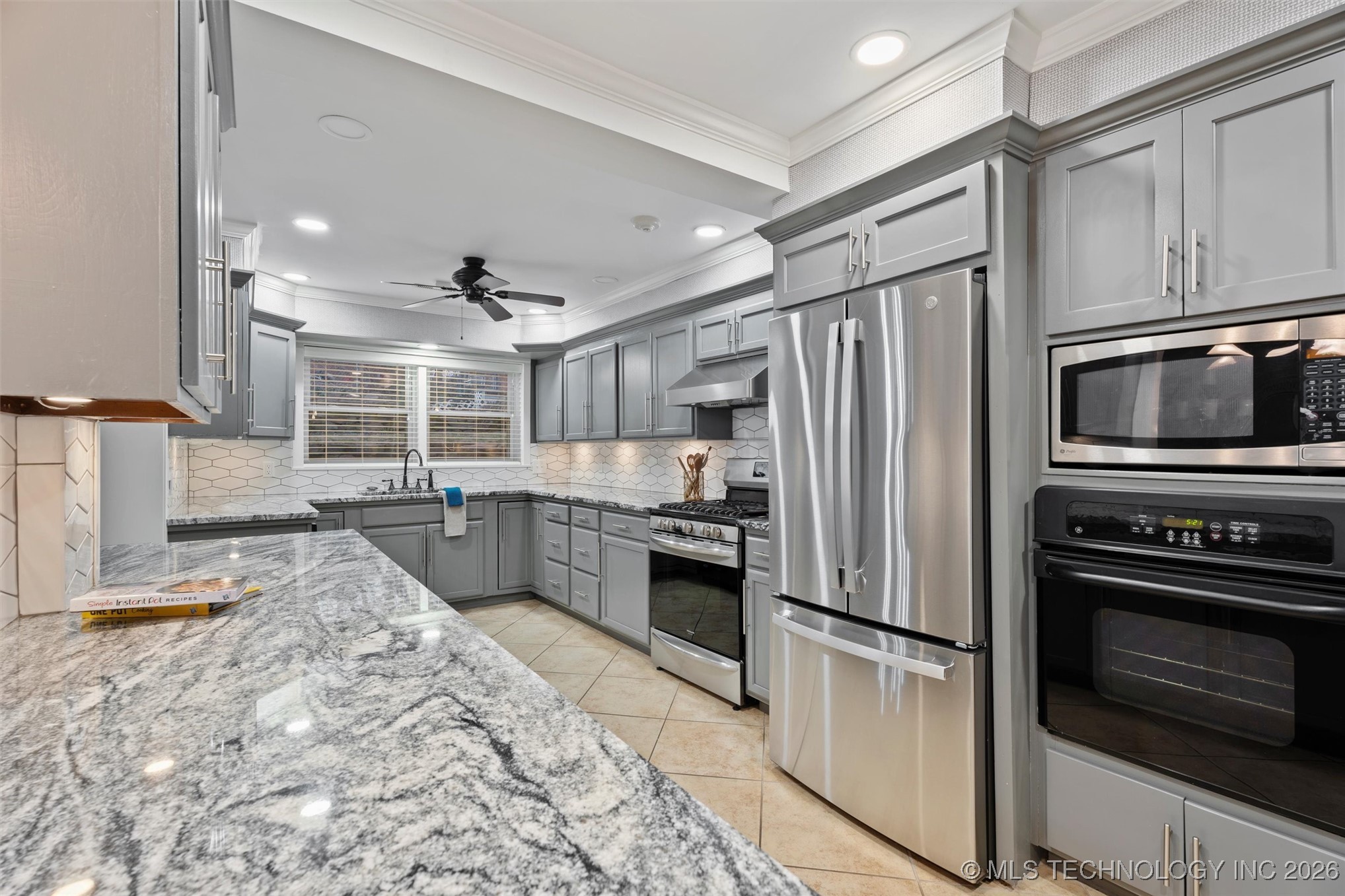 221 E 18th Street Property Photo 6