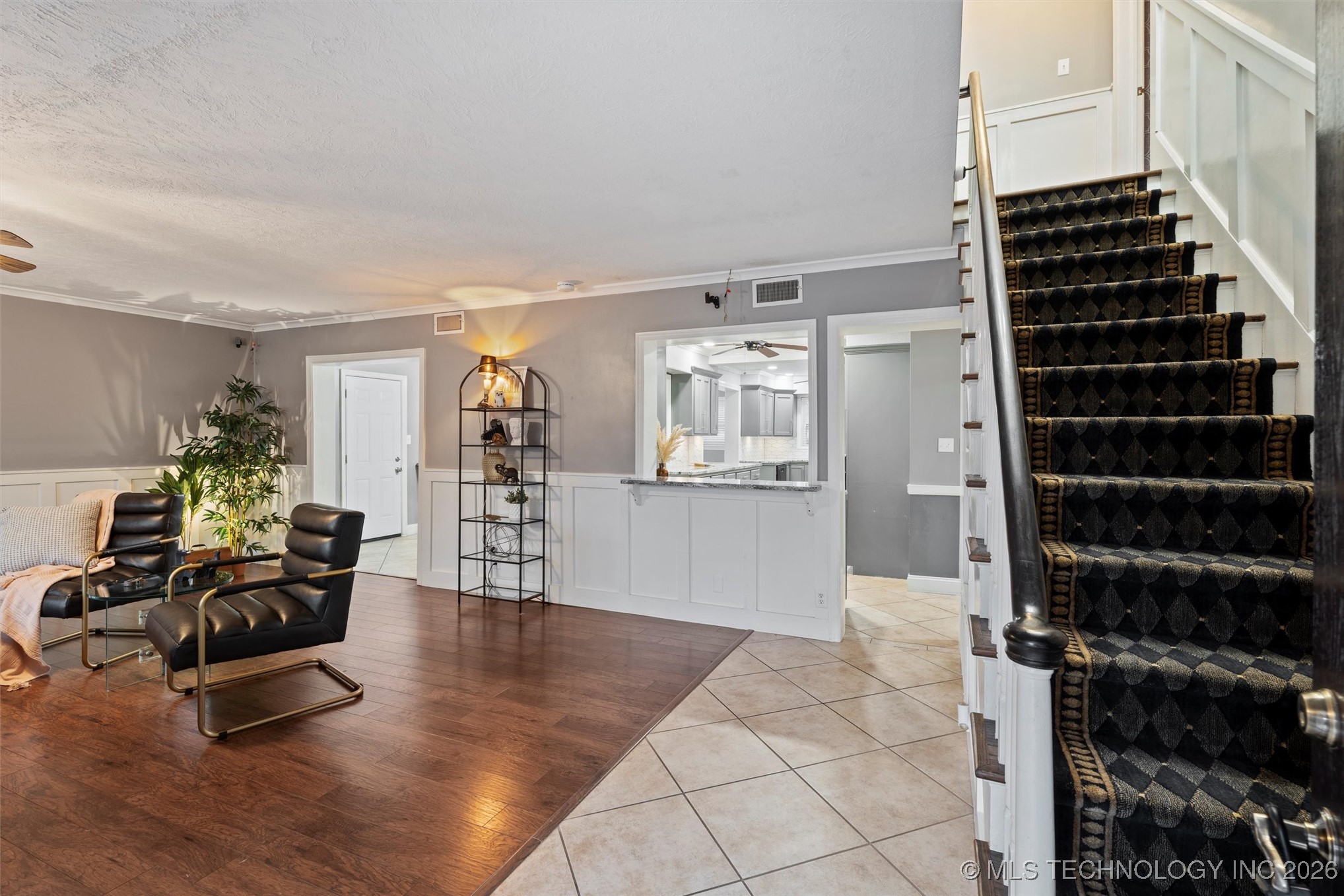 221 E 18th Street Property Photo 8