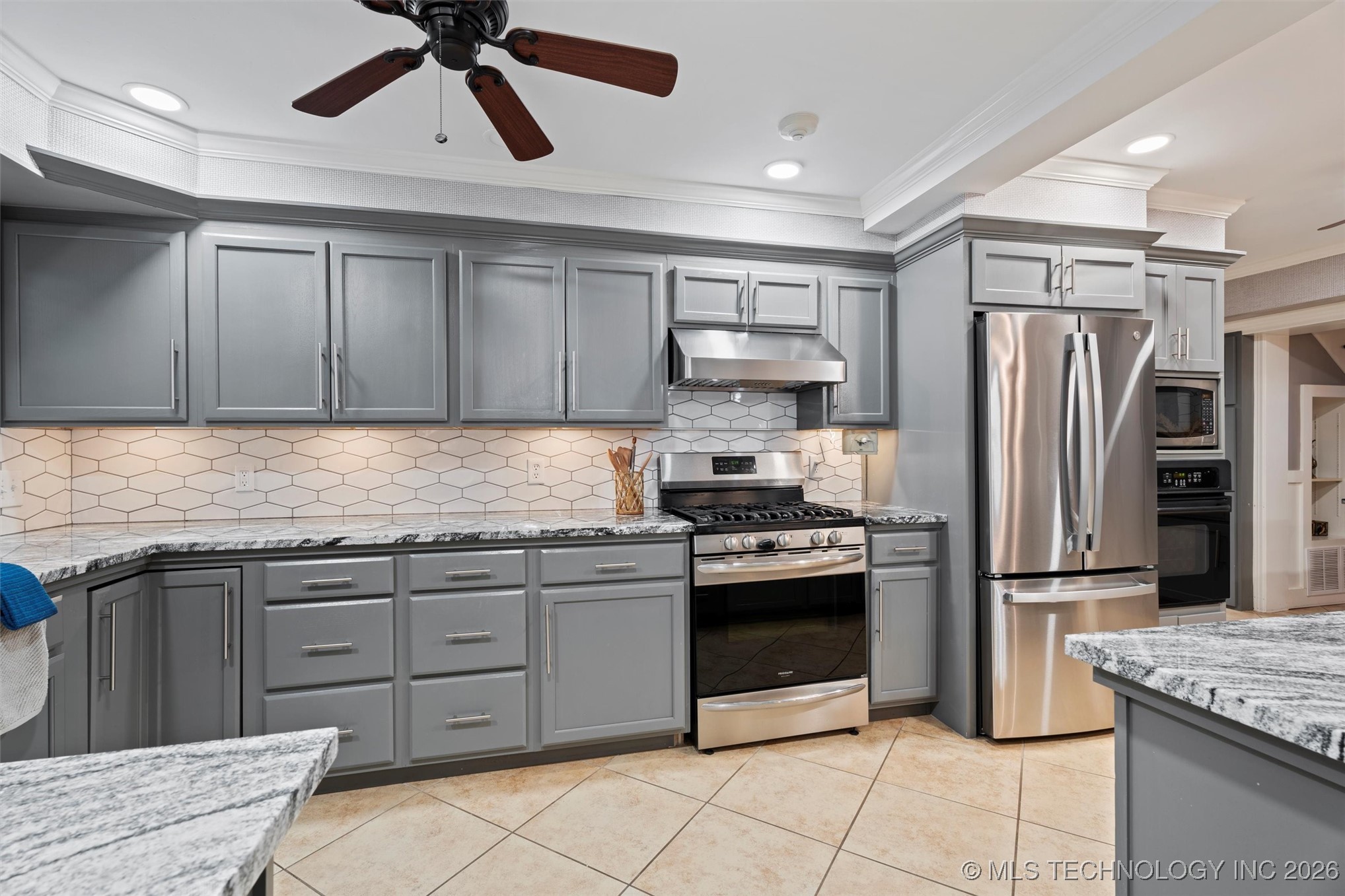 221 E 18th Street Property Photo 15