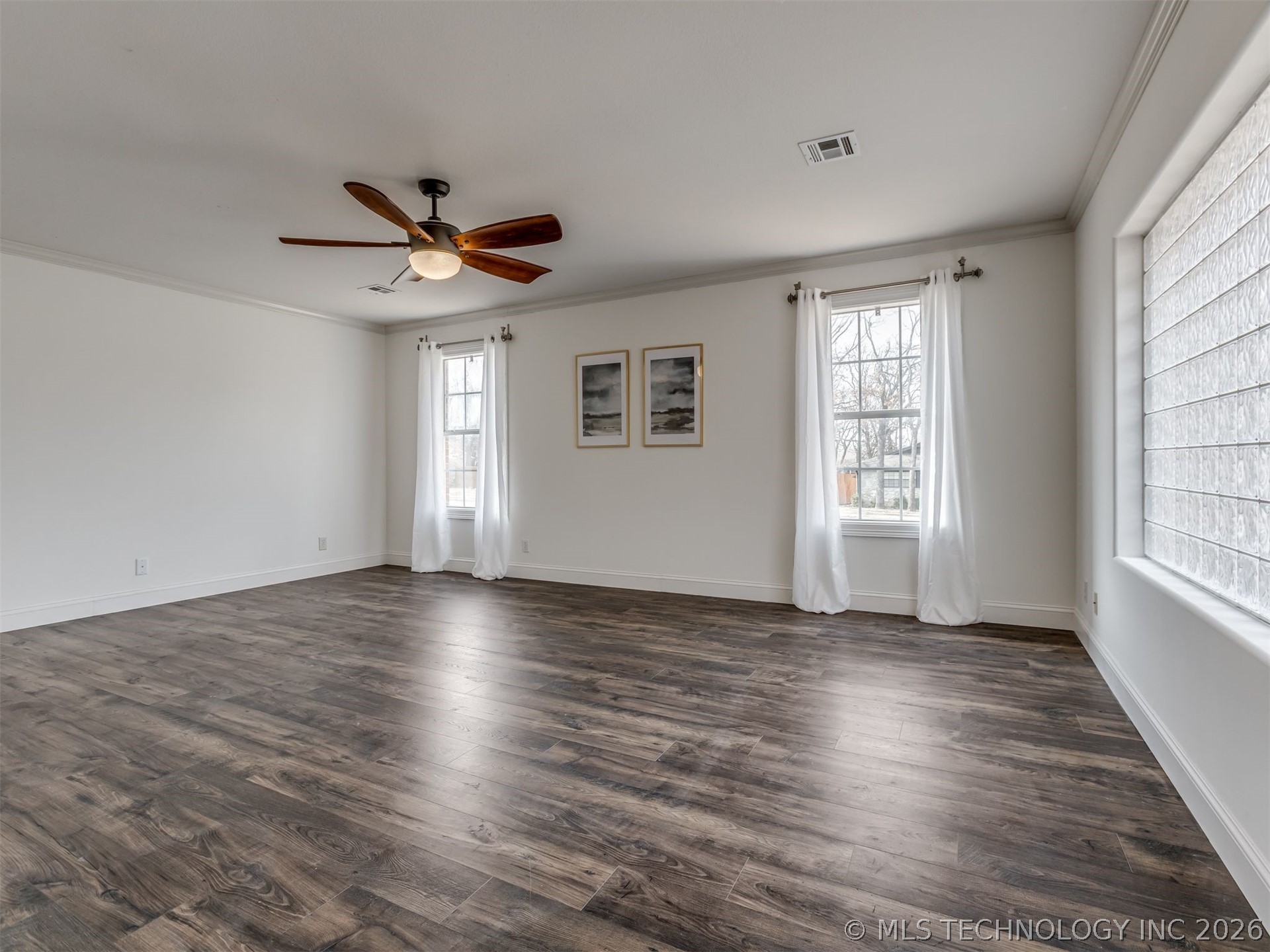2512 Centre Road Property Photo 15