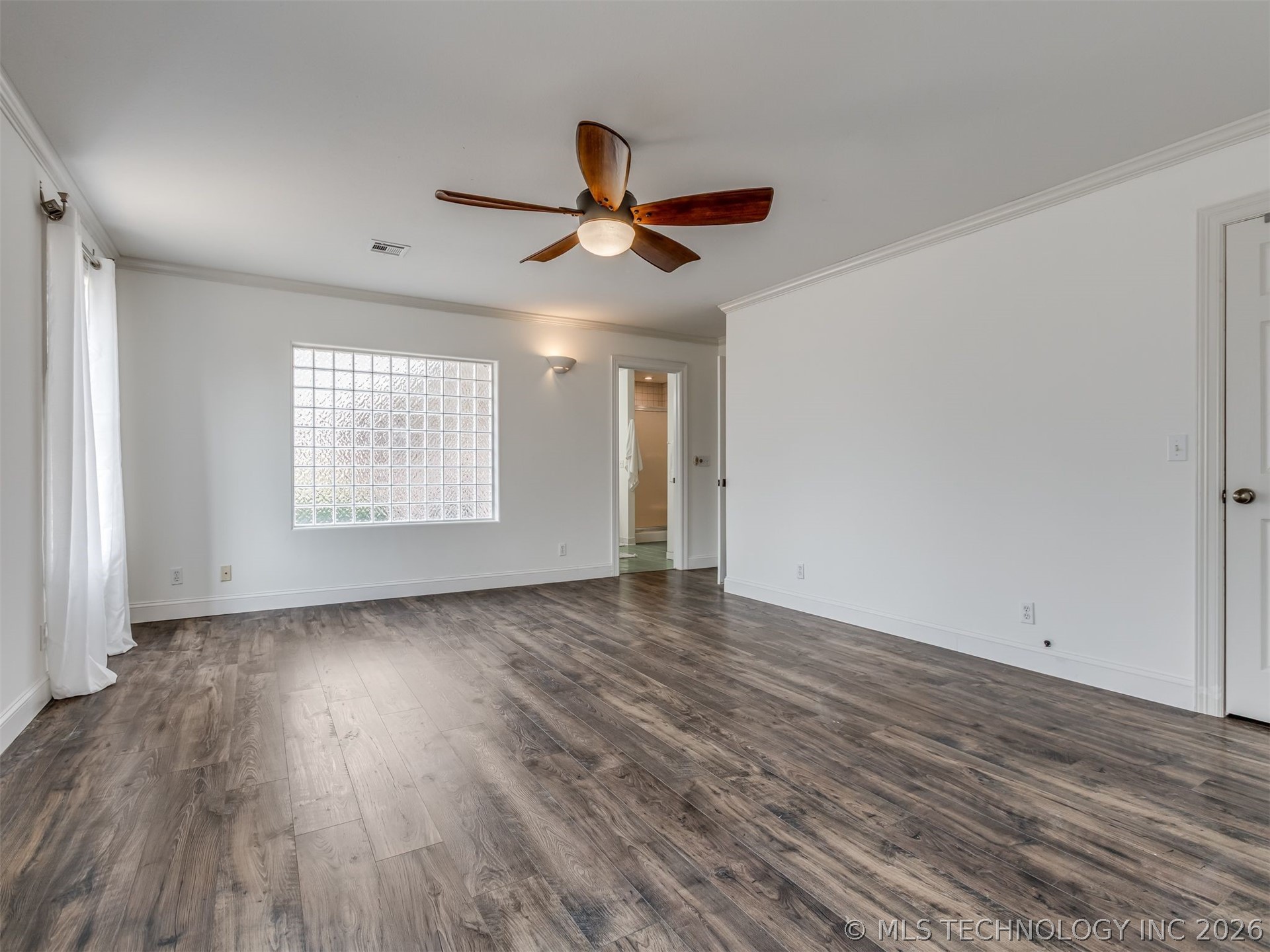 2512 Centre Road Property Photo 17