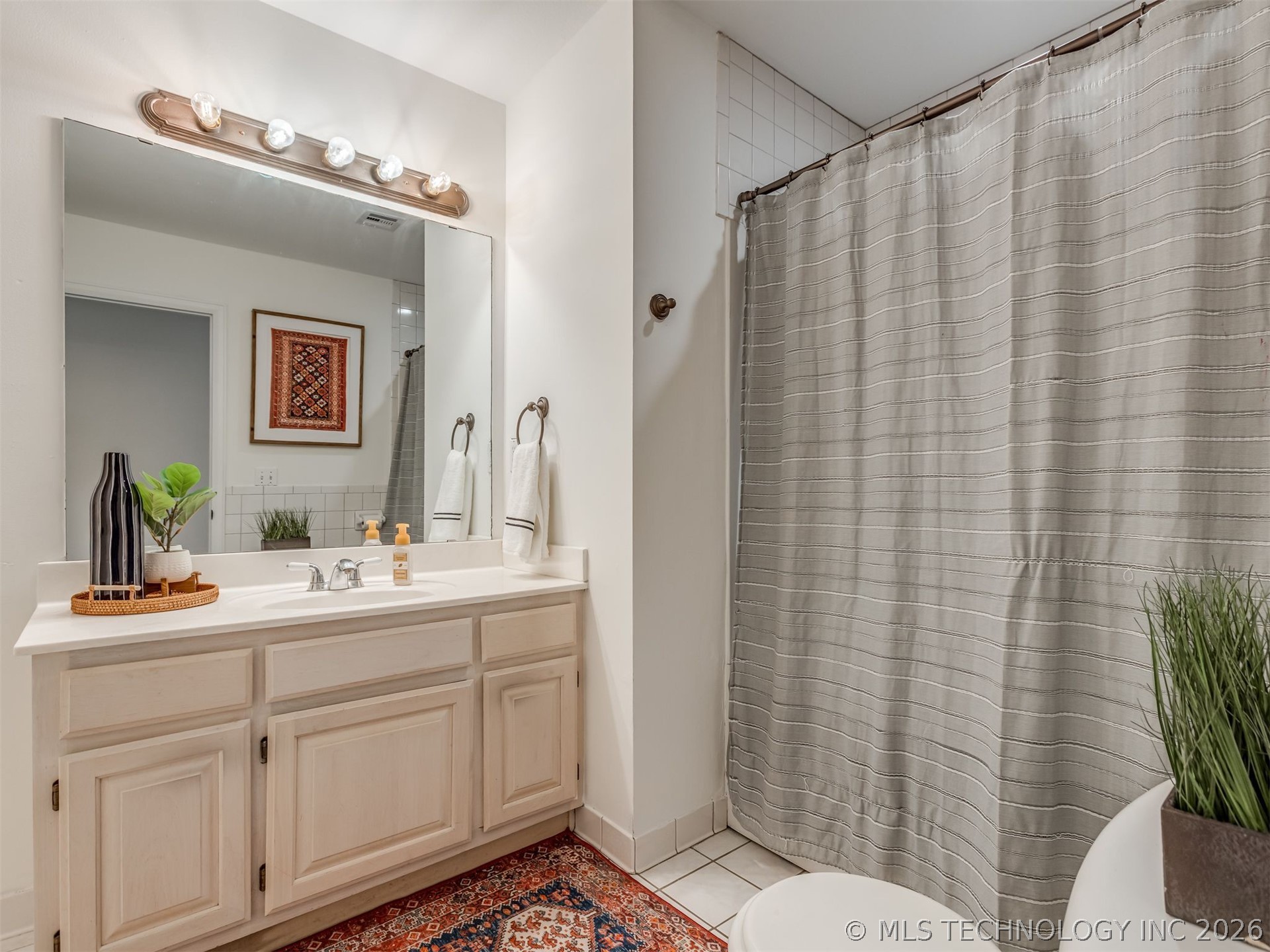 2512 Centre Road Property Photo 25