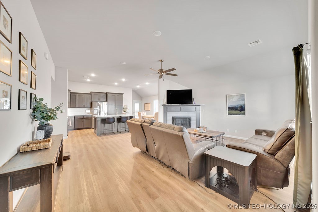 14736 S Maplewood Place Property Photo 4