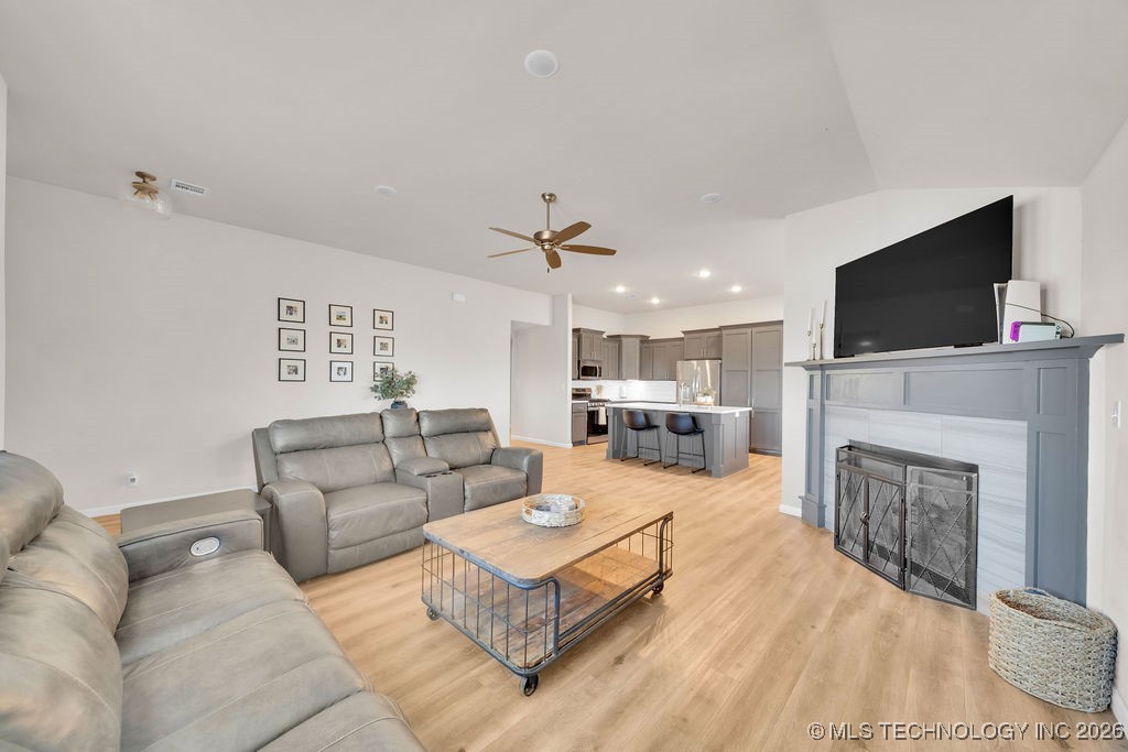 14736 S Maplewood Place Property Photo 5