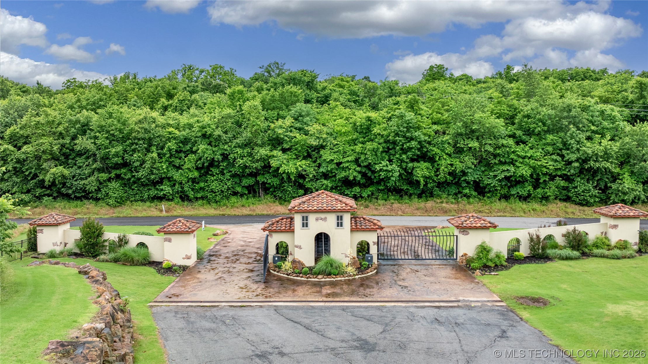 452723 Preakness Drive Property Photo 3