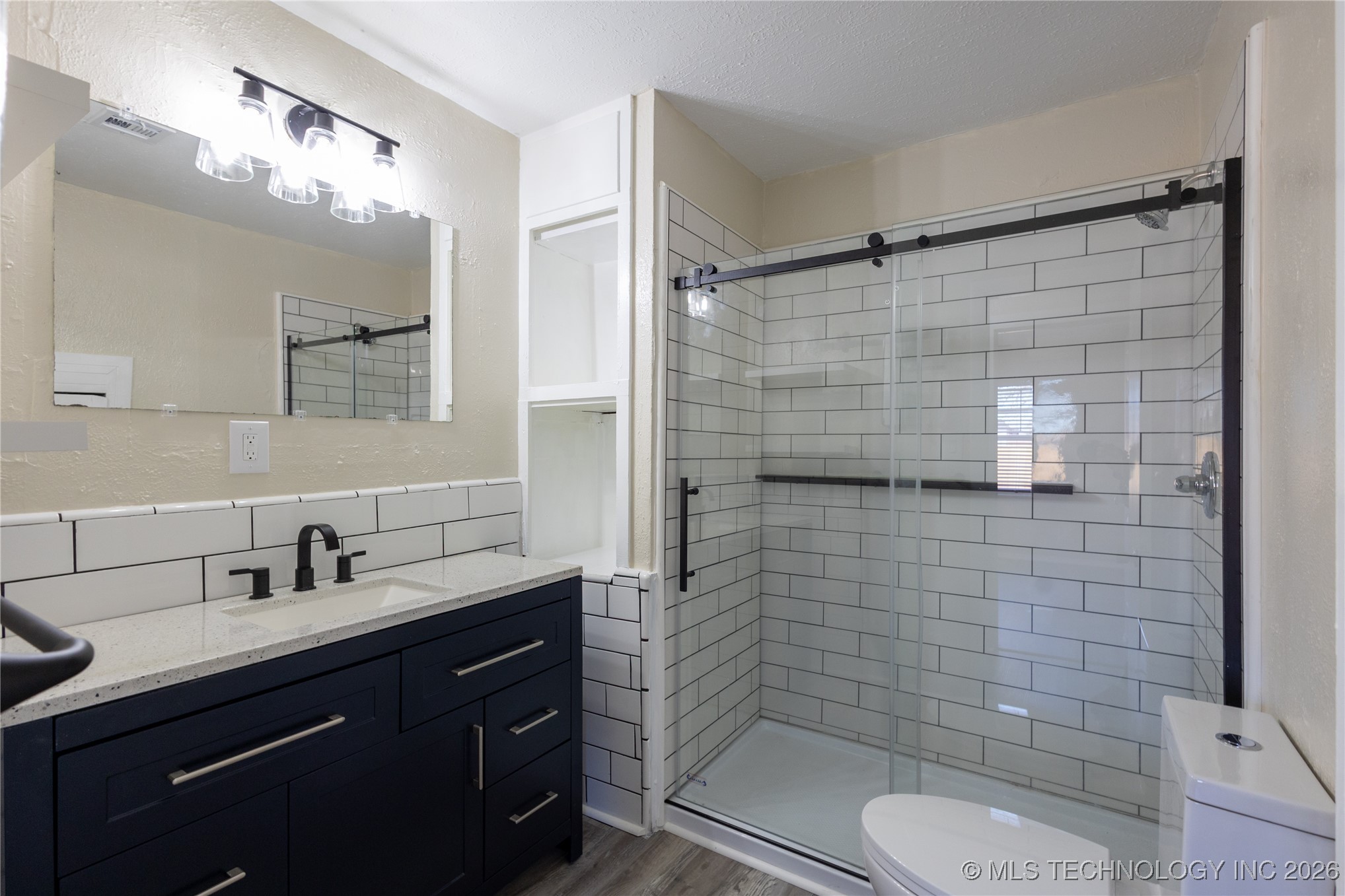 1012 W Tulsa Property Photo 5