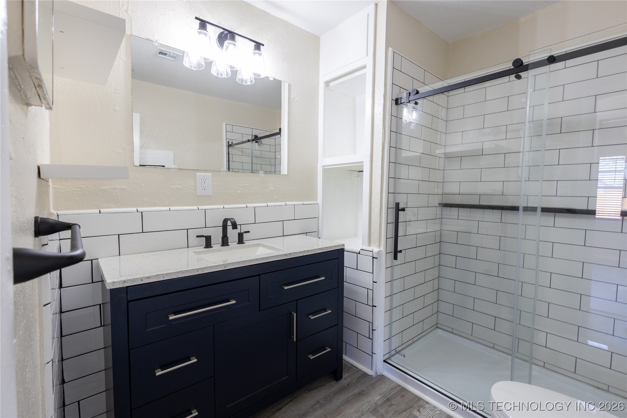 1012 W Tulsa Property Photo 6