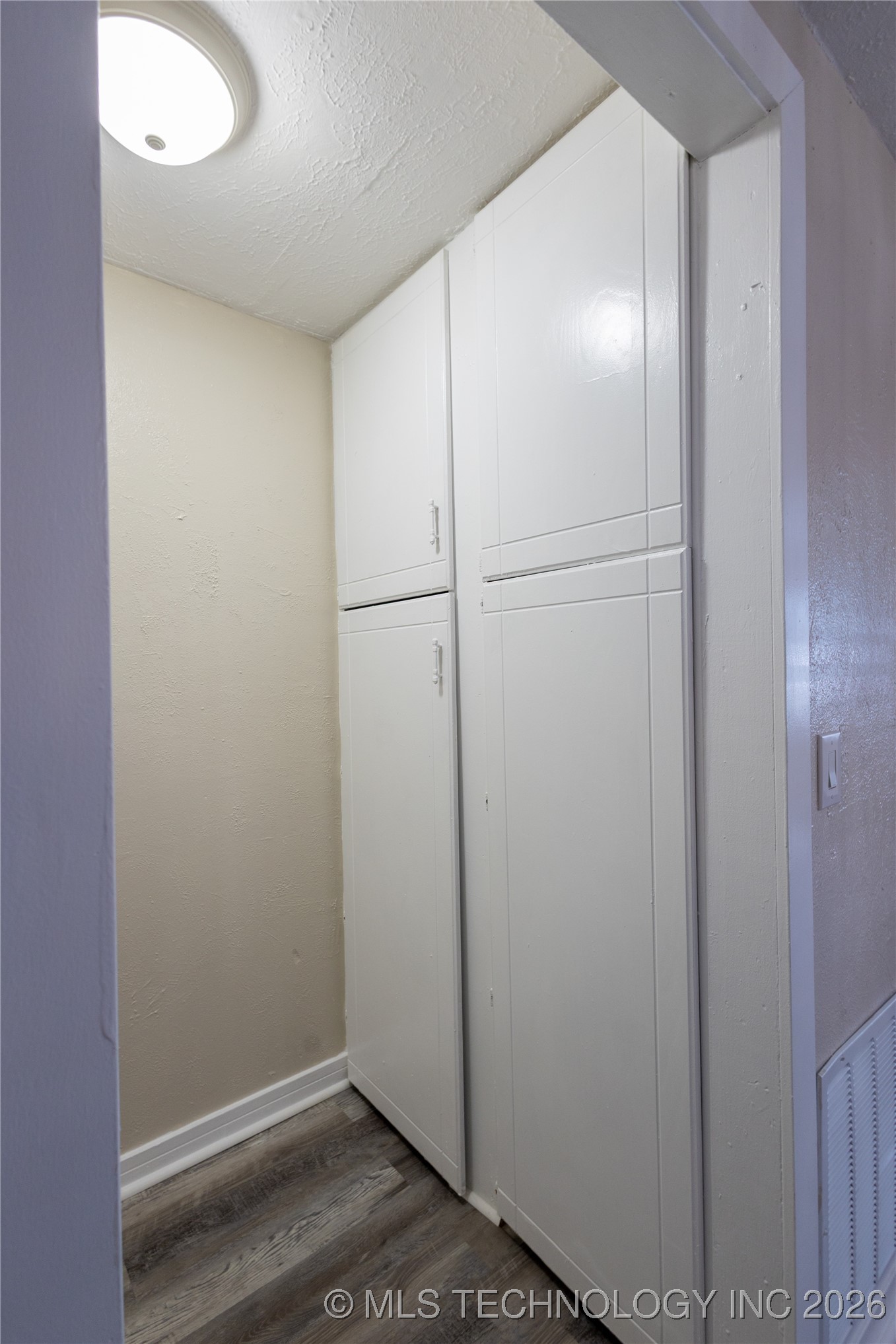 1012 W Tulsa Property Photo 11