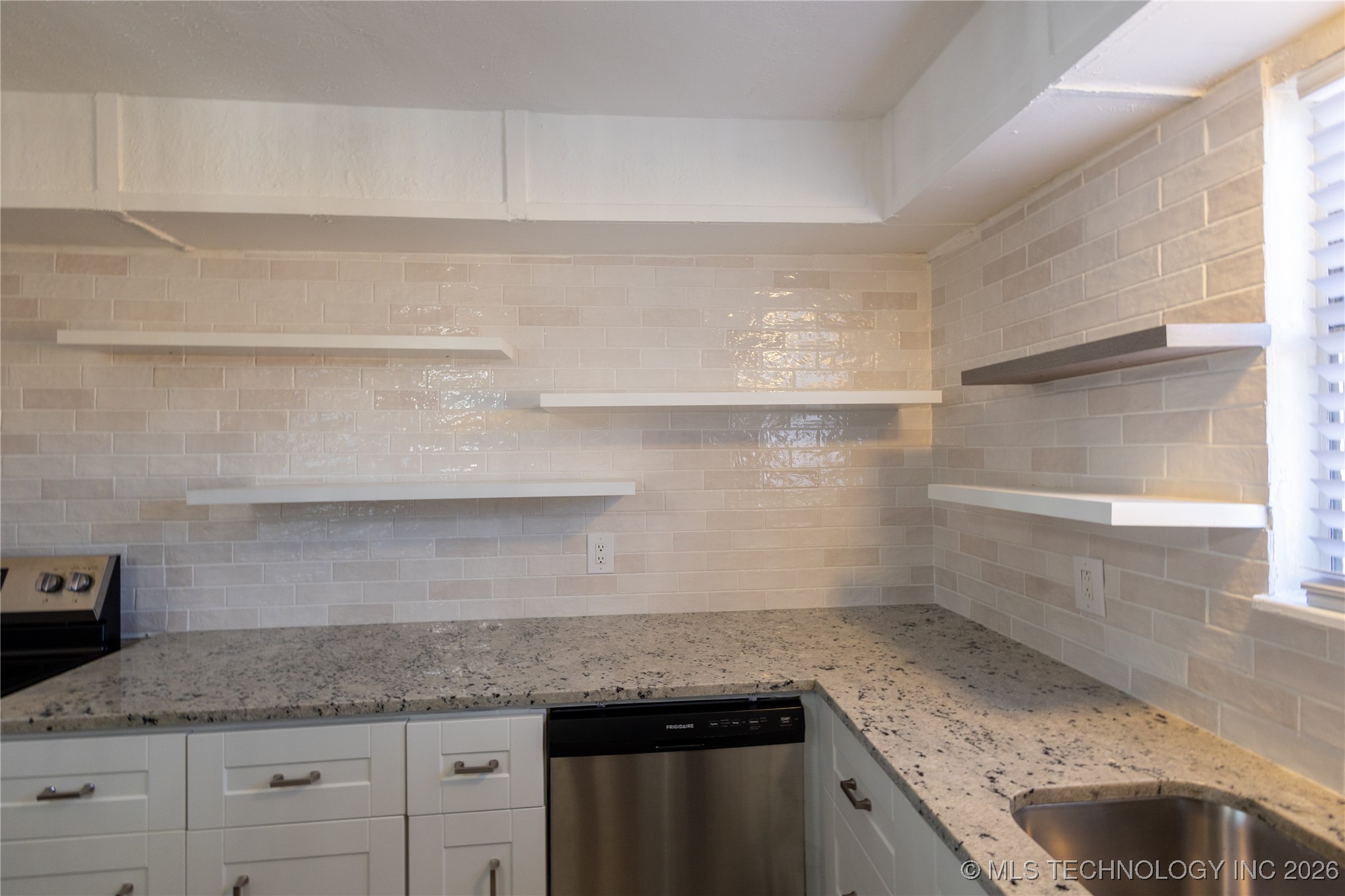 1012 W Tulsa Property Photo 14