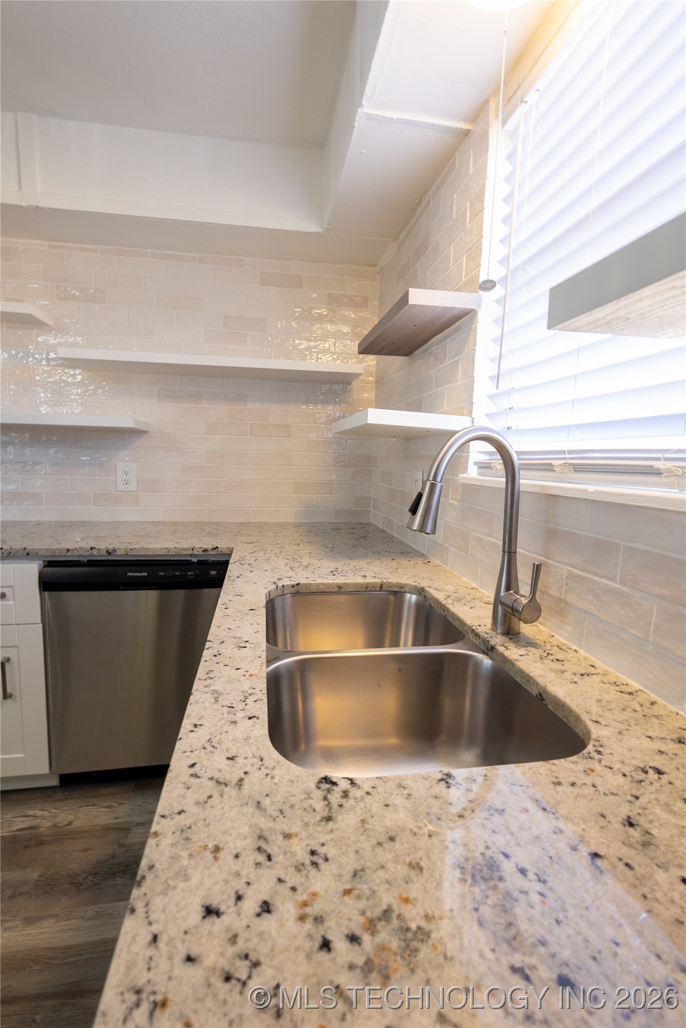 1012 W Tulsa Property Photo 15