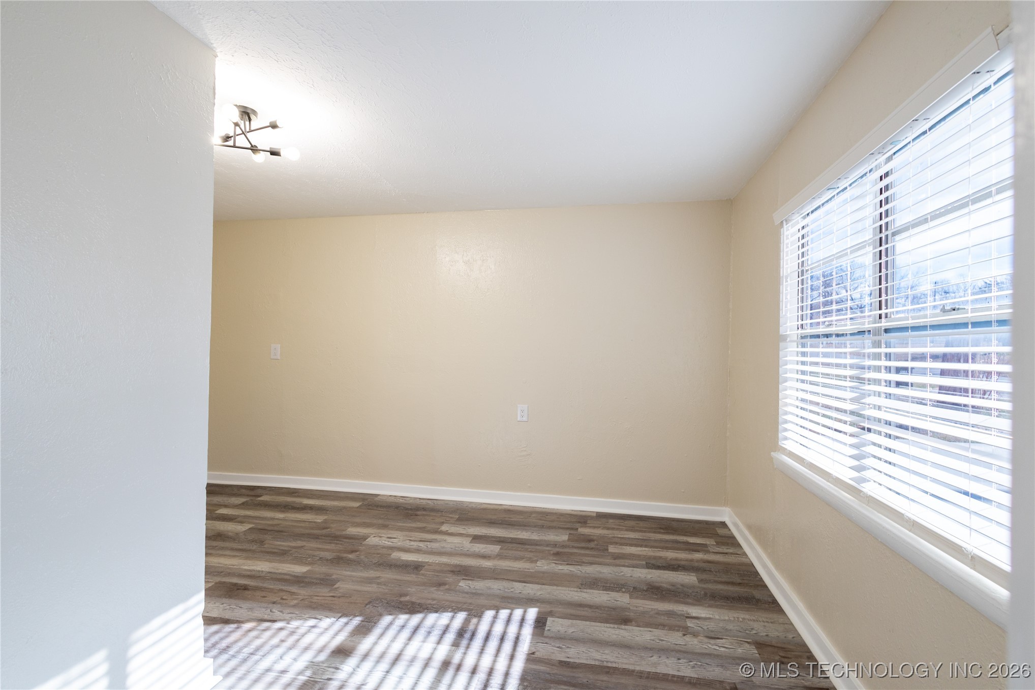 1012 W Tulsa Property Photo 17