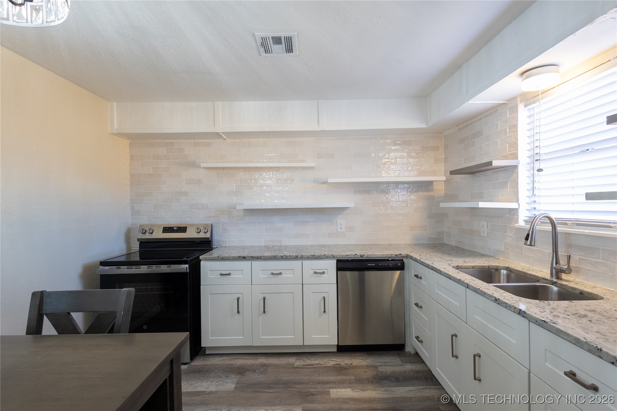 1012 W Tulsa Property Photo 19