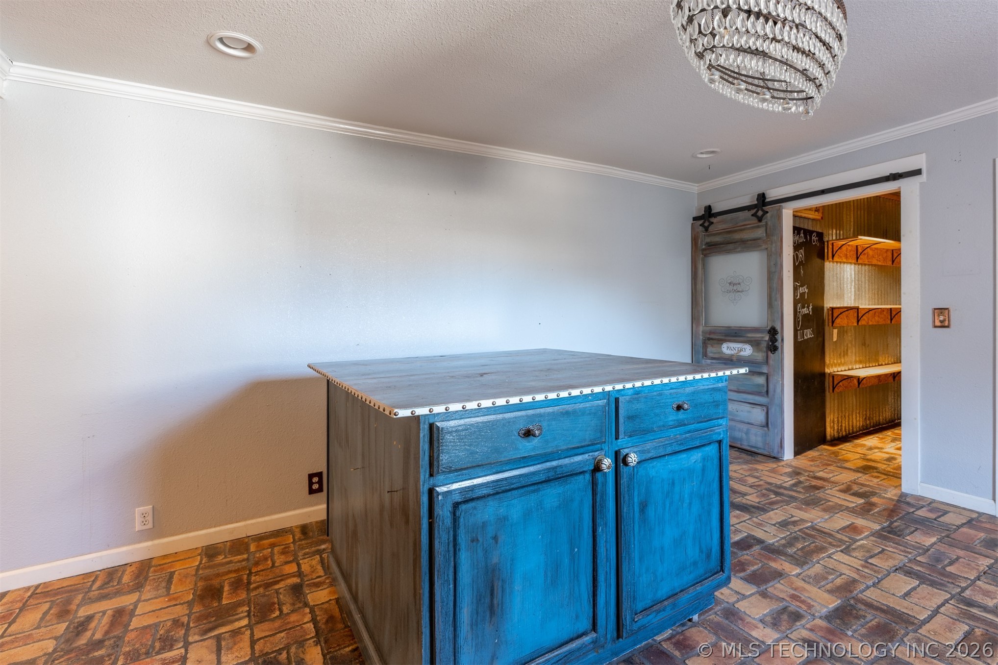 374010 E 1100 Property Photo 4