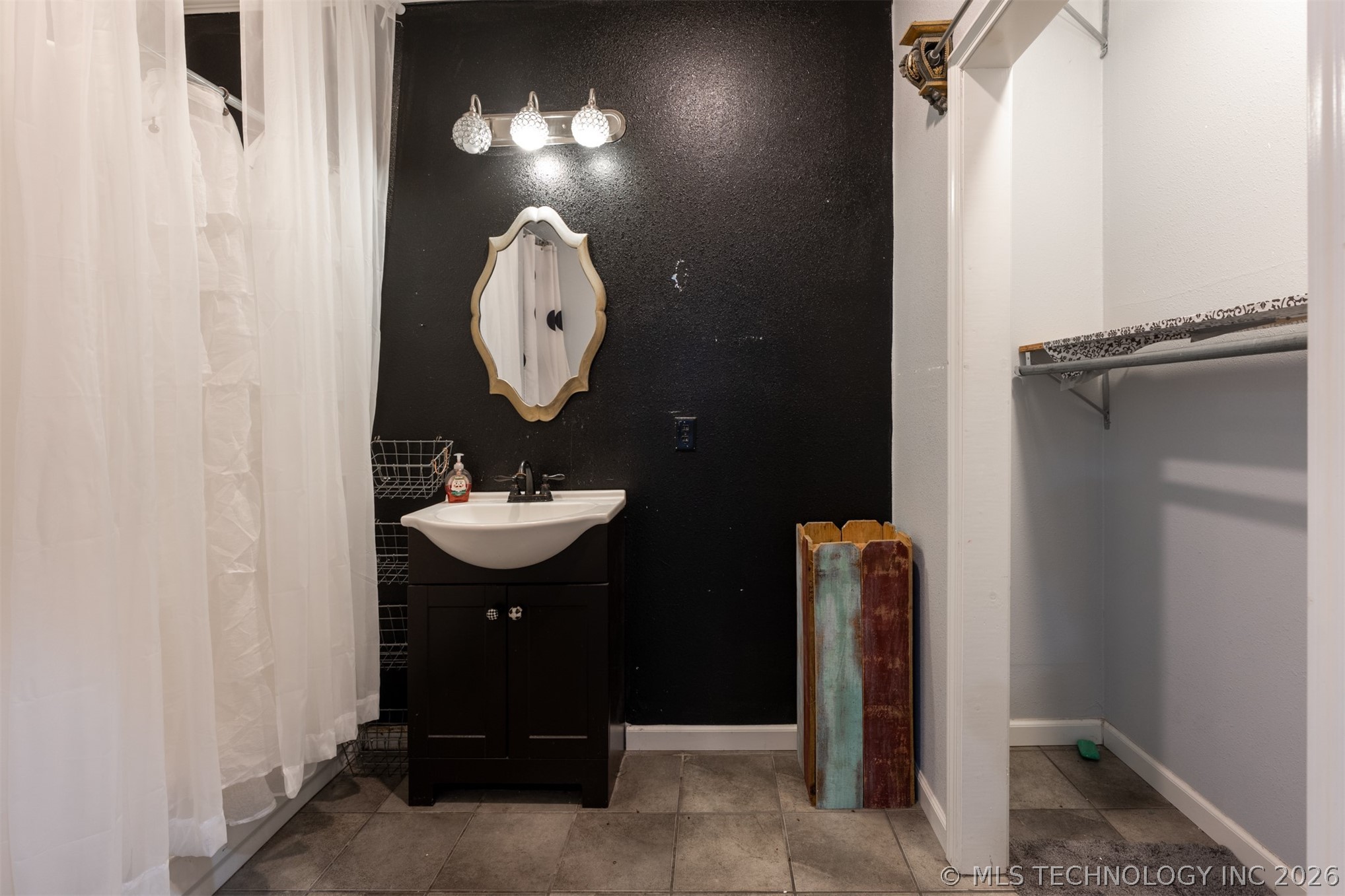 374010 E 1100 Property Photo 12