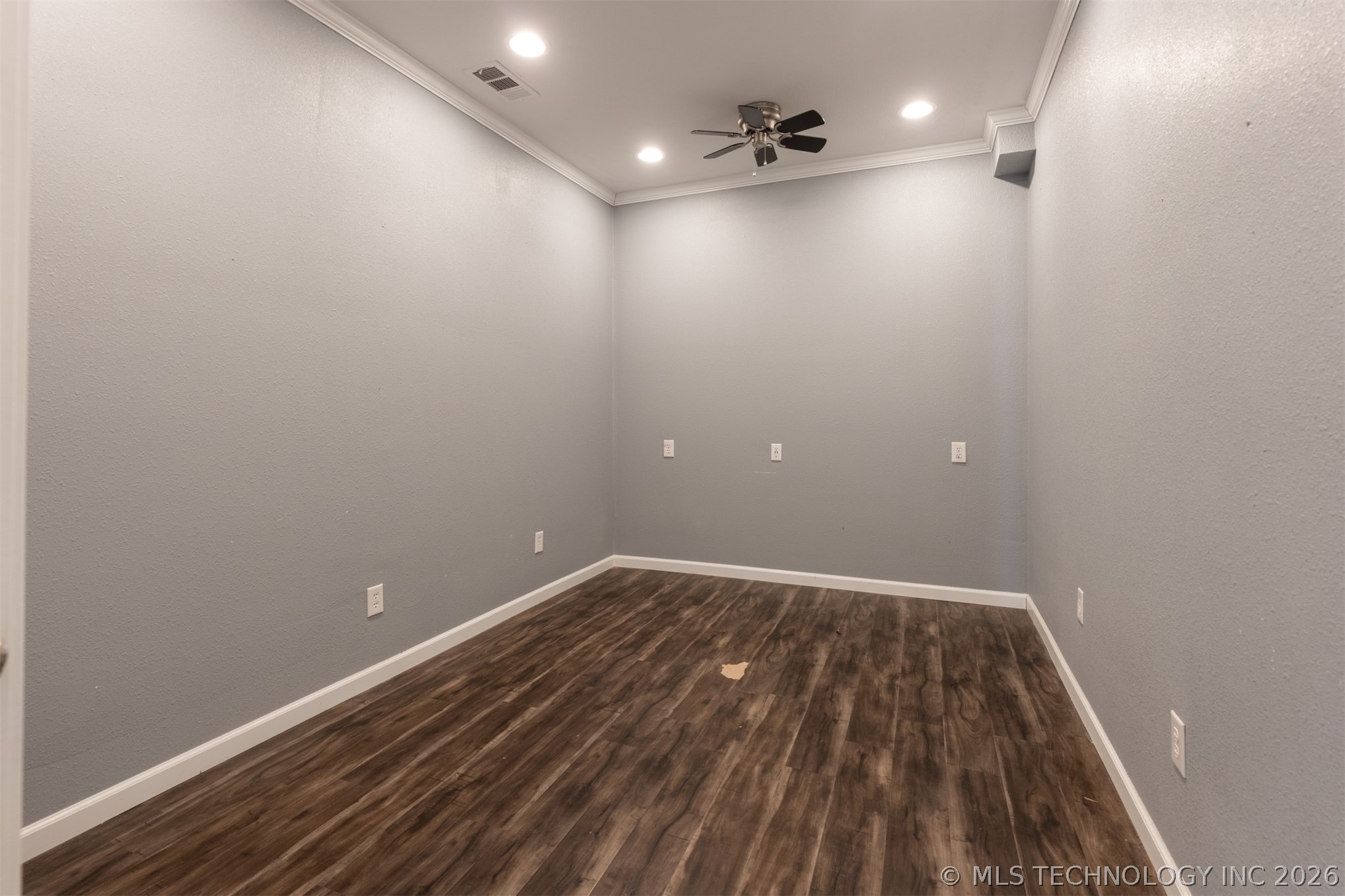 374010 E 1100 Property Photo 16