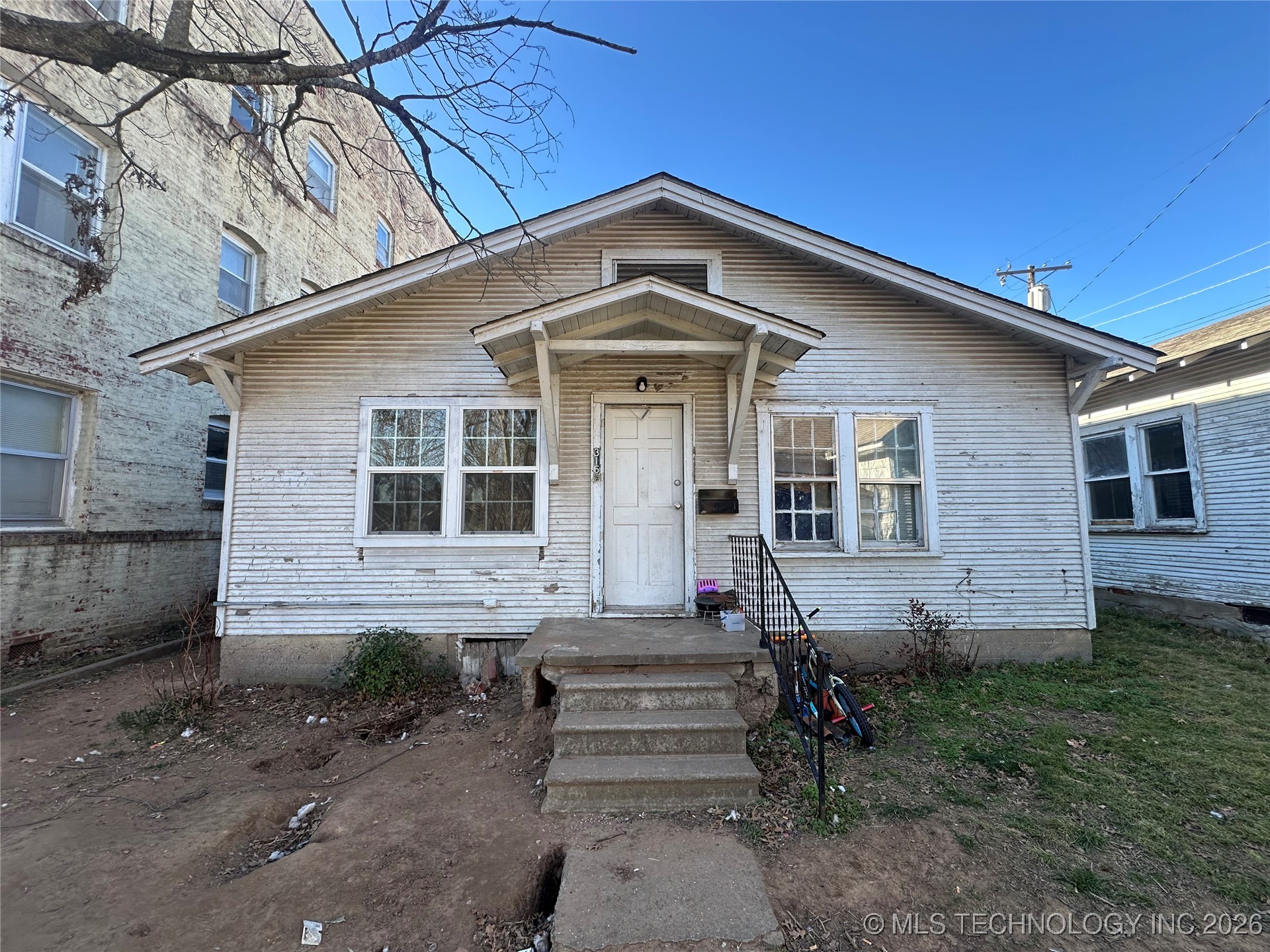 320 S Morton Avenue Property Photo 3