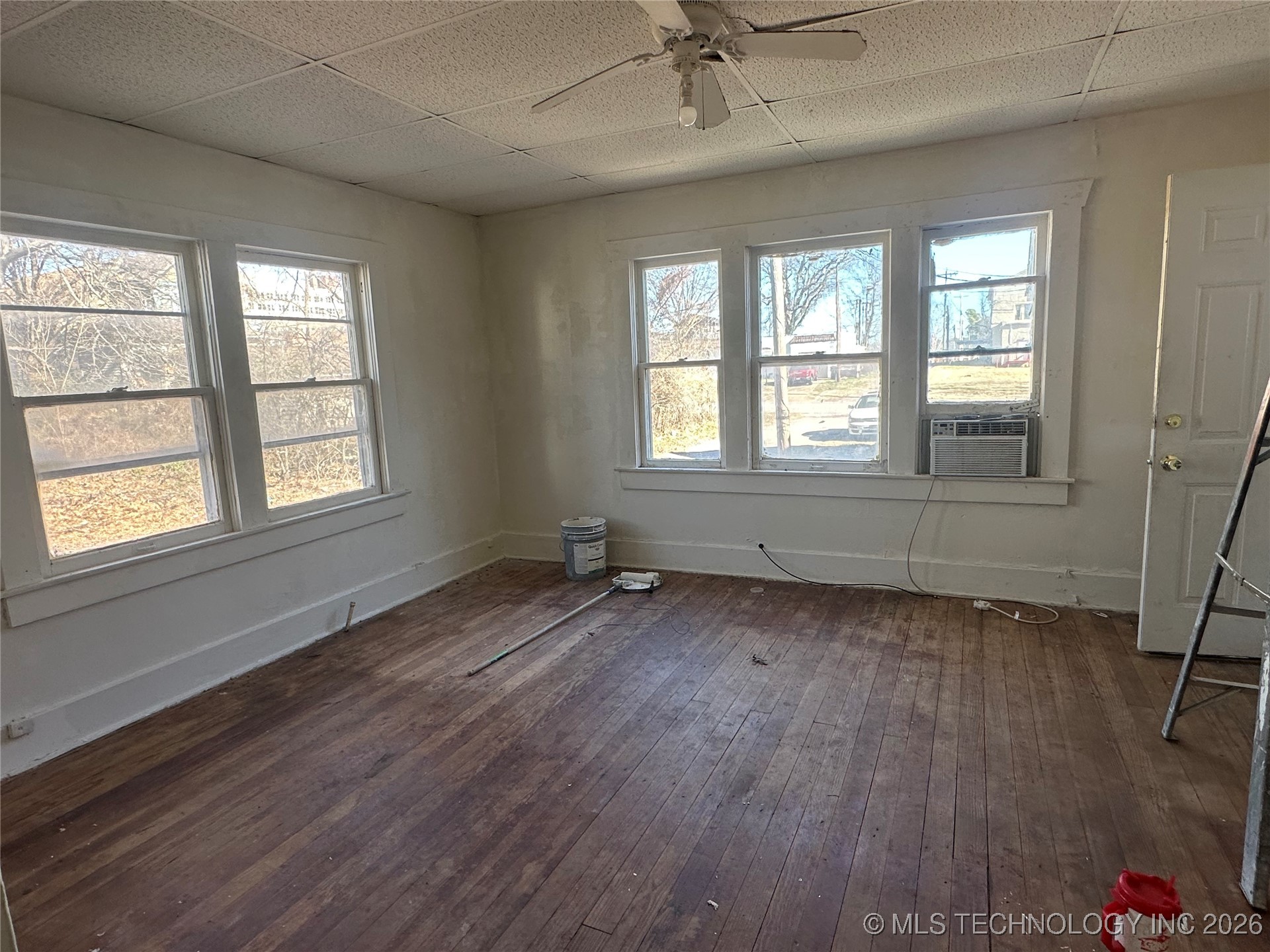 320 S Morton Avenue Property Photo 6