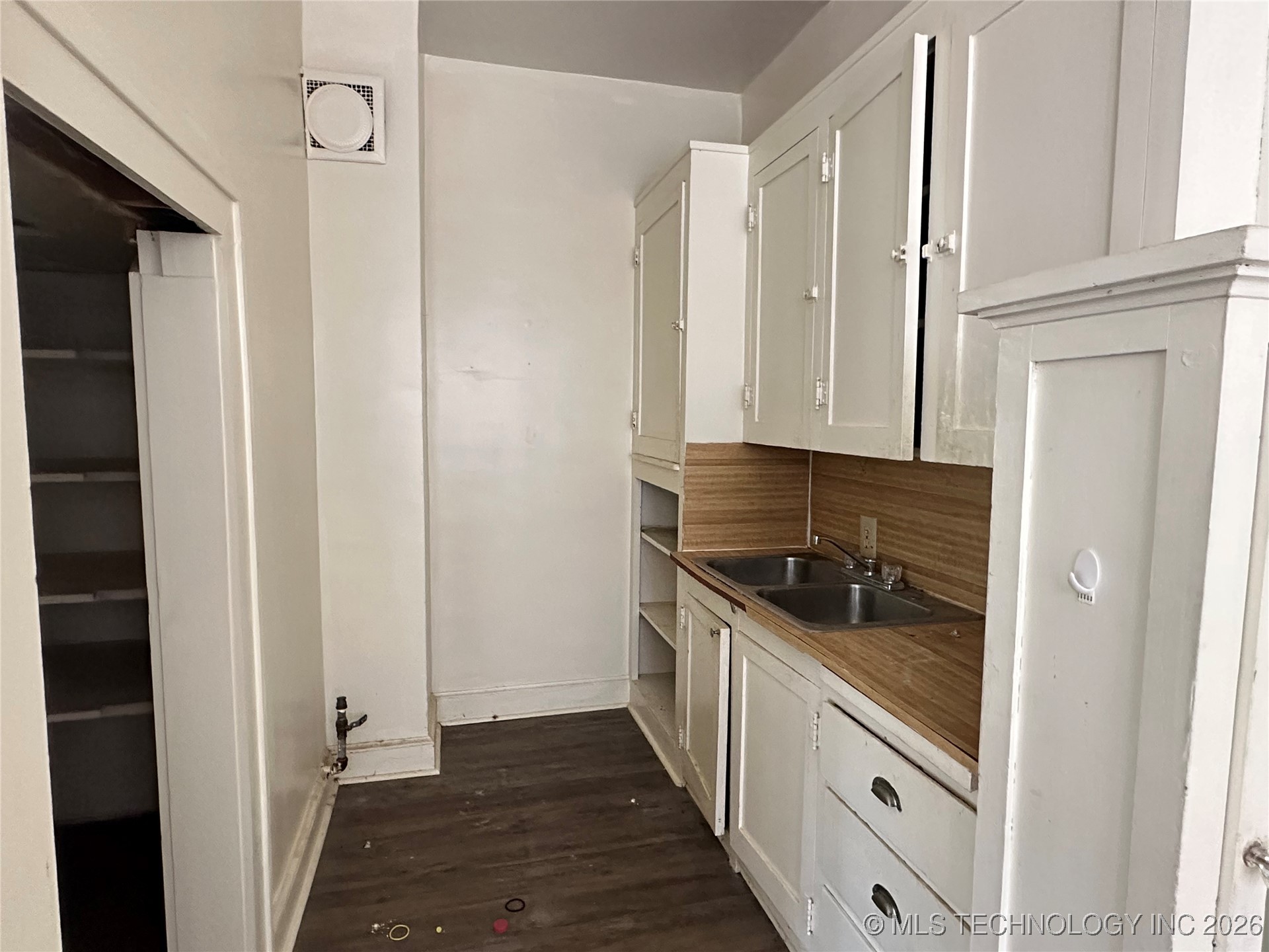 320 S Morton Avenue Property Photo 17