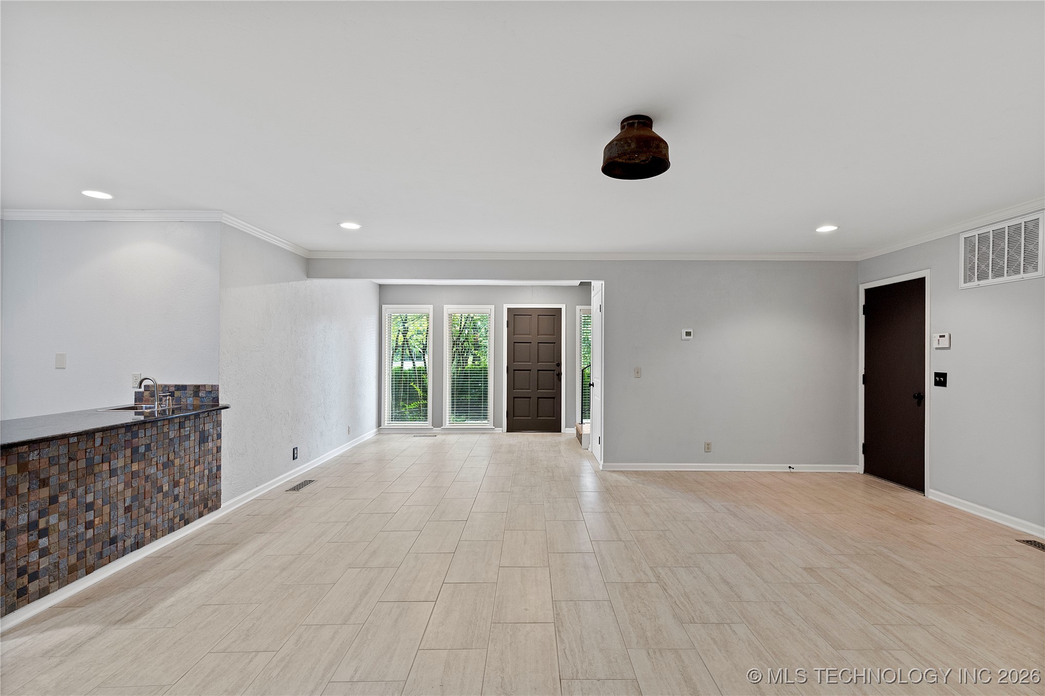 7665 S Quebec Avenue Property Photo 3