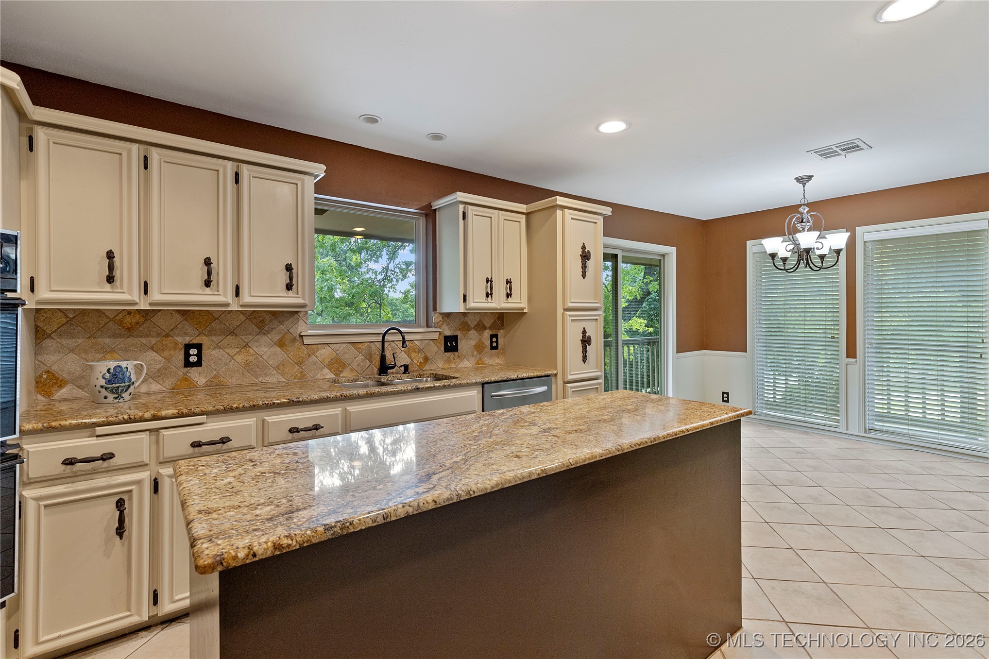 7665 S Quebec Avenue Property Photo 8