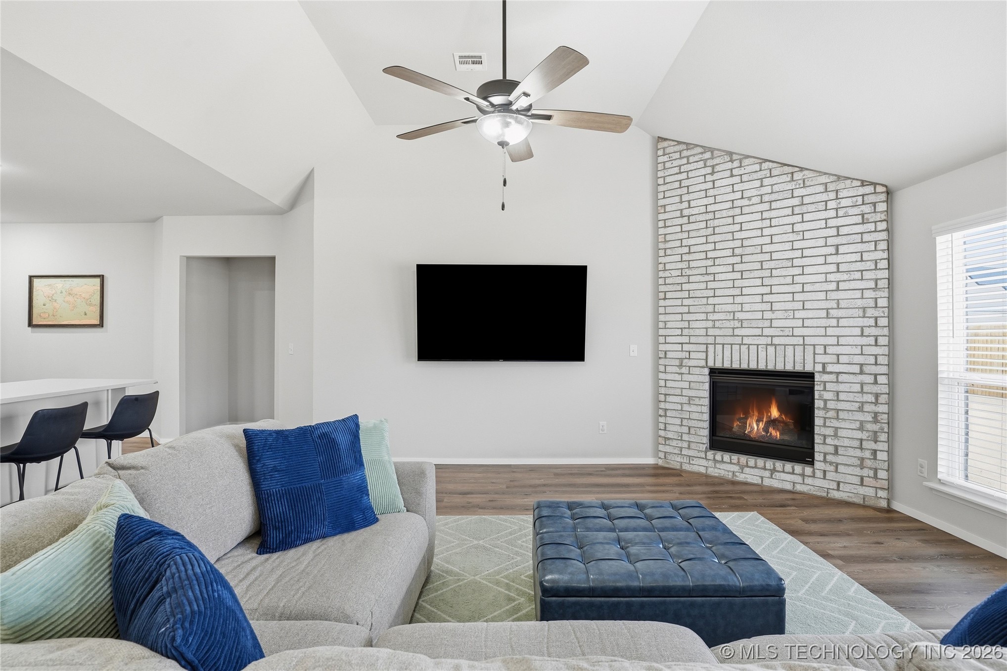 12425 S Maplewood Avenue Property Photo 8