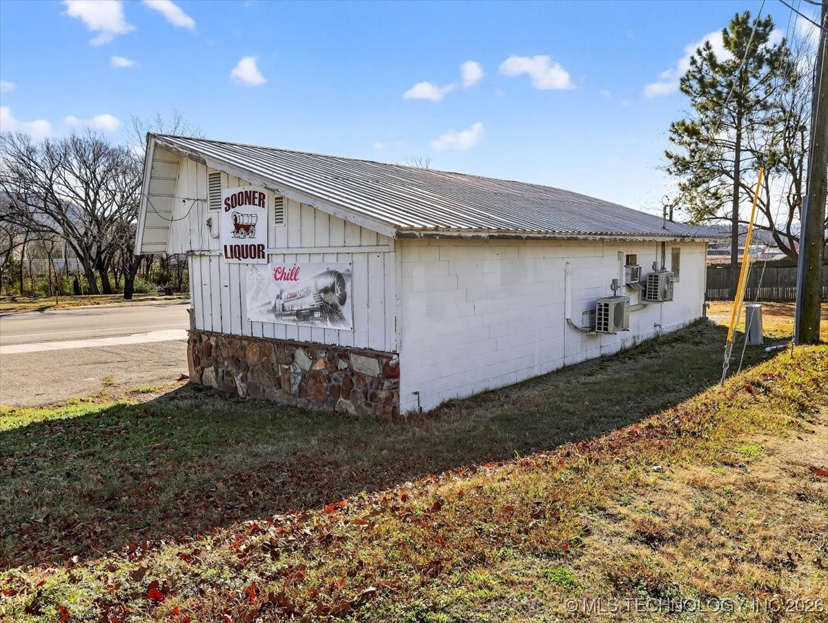 100 W 1st Property Photo 9