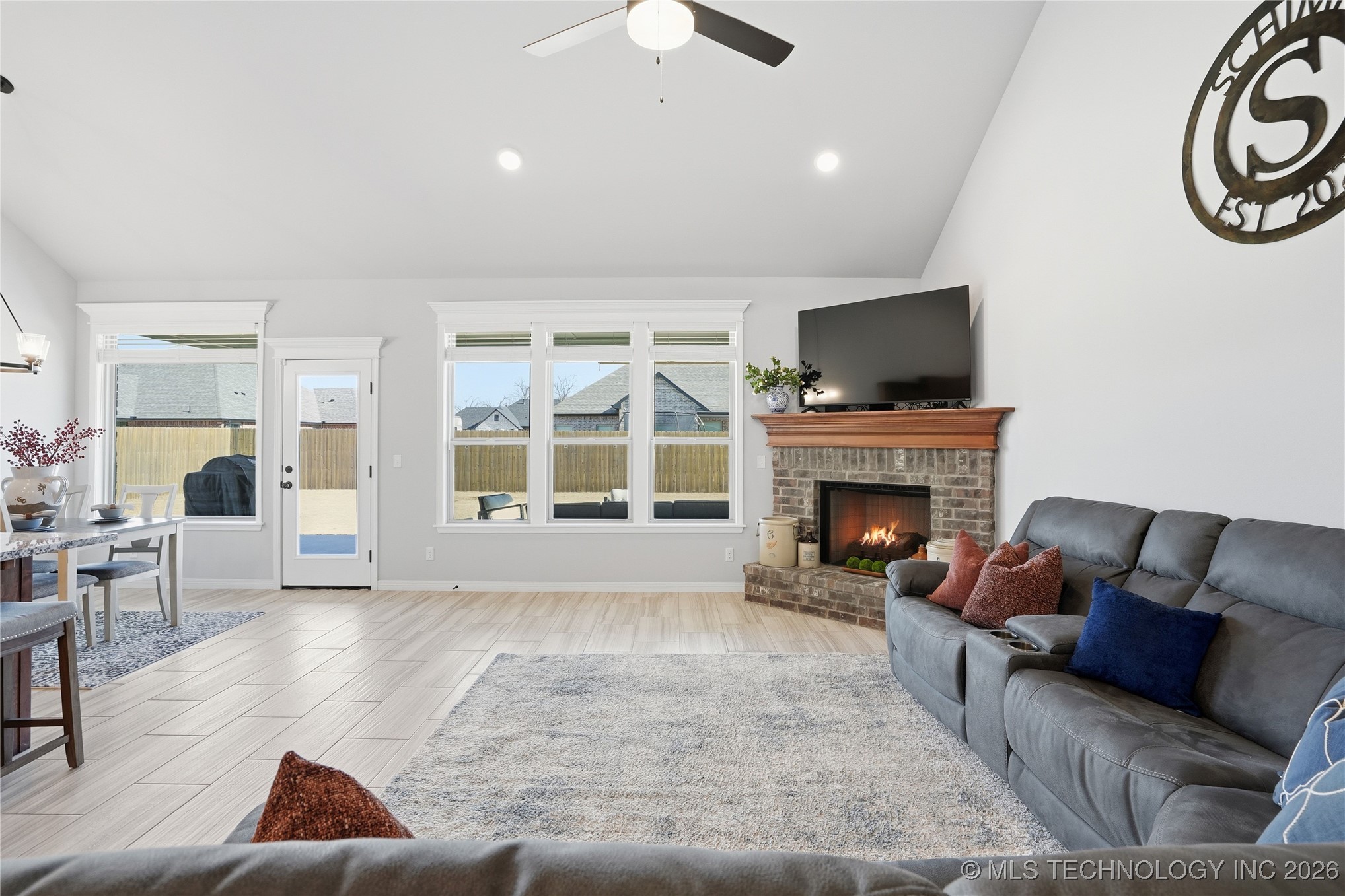 189 N Castle Street Property Photo 8