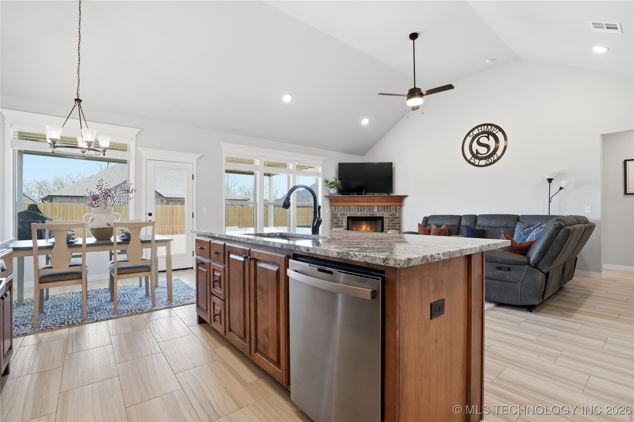 189 N Castle Street Property Photo 14