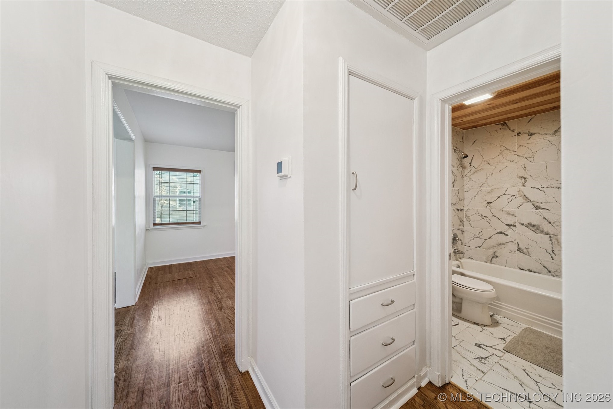 1043 N College Avenue Property Photo 8