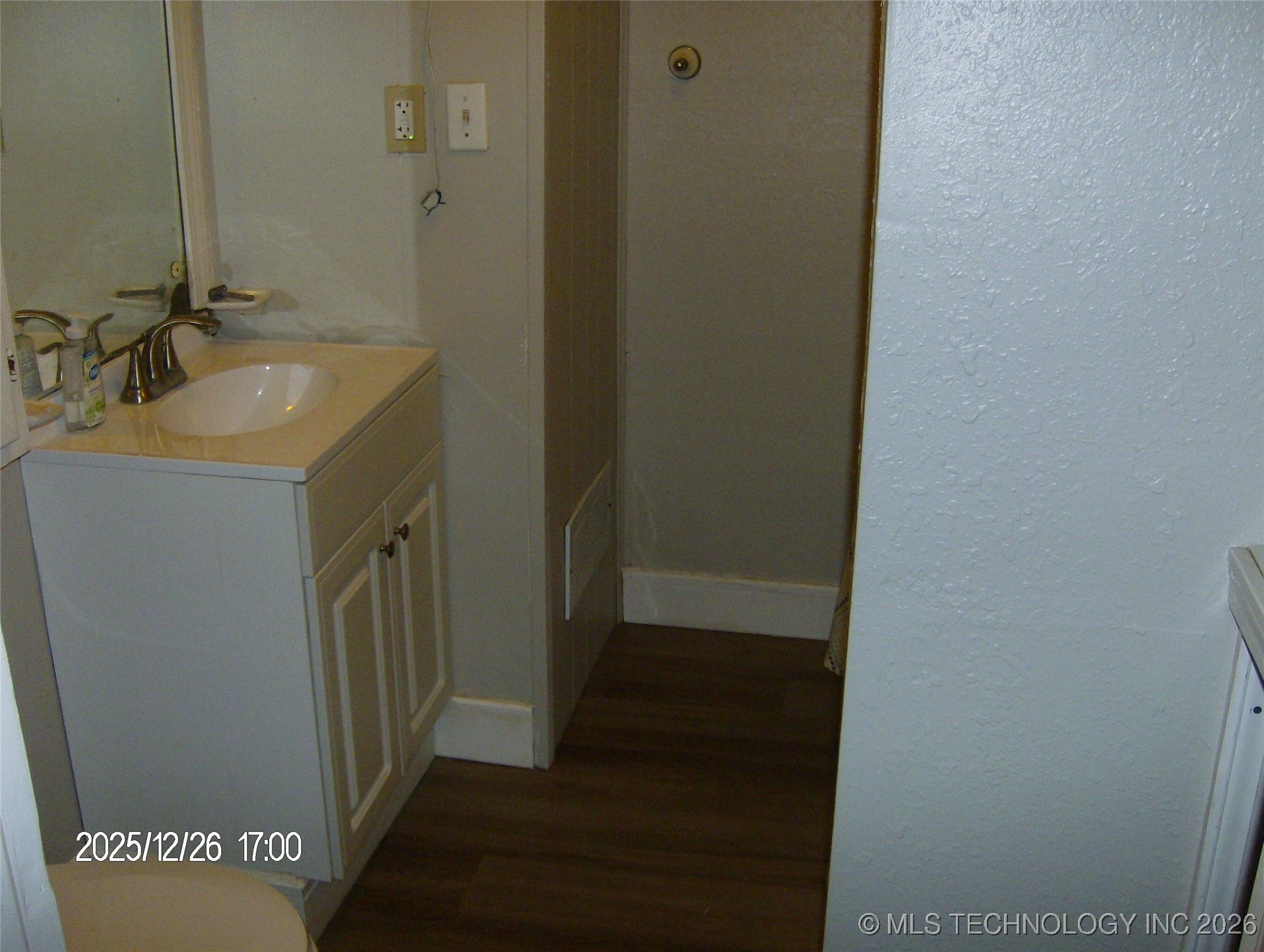 501 E Ward Property Photo 8