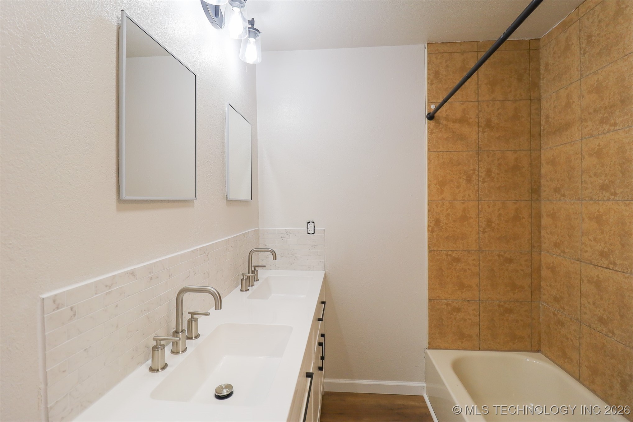 4252 N Hartford Avenue Property Photo 25