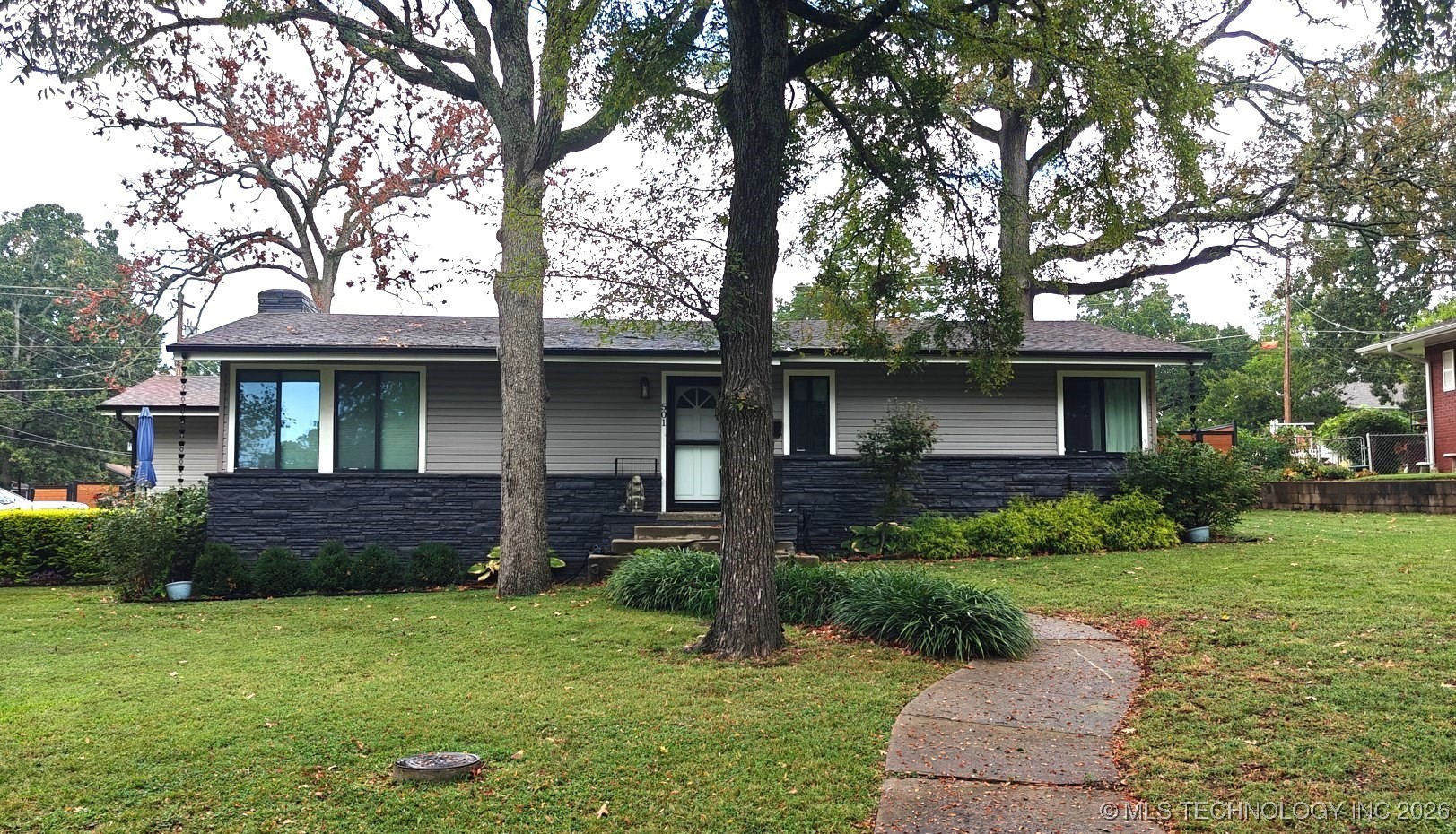 501 E Seneca Street Property Photo 1