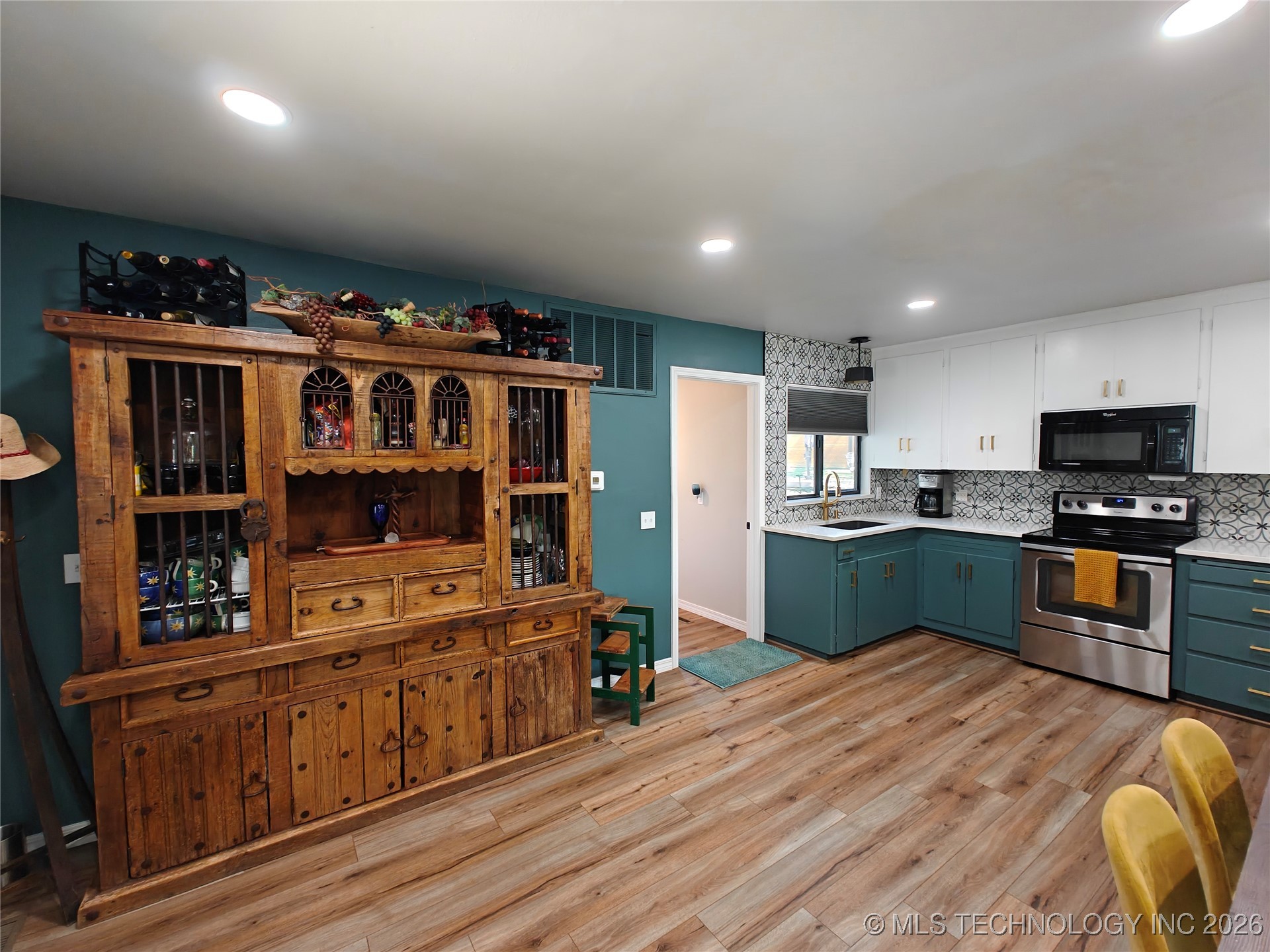 501 E Seneca Street Property Photo 6