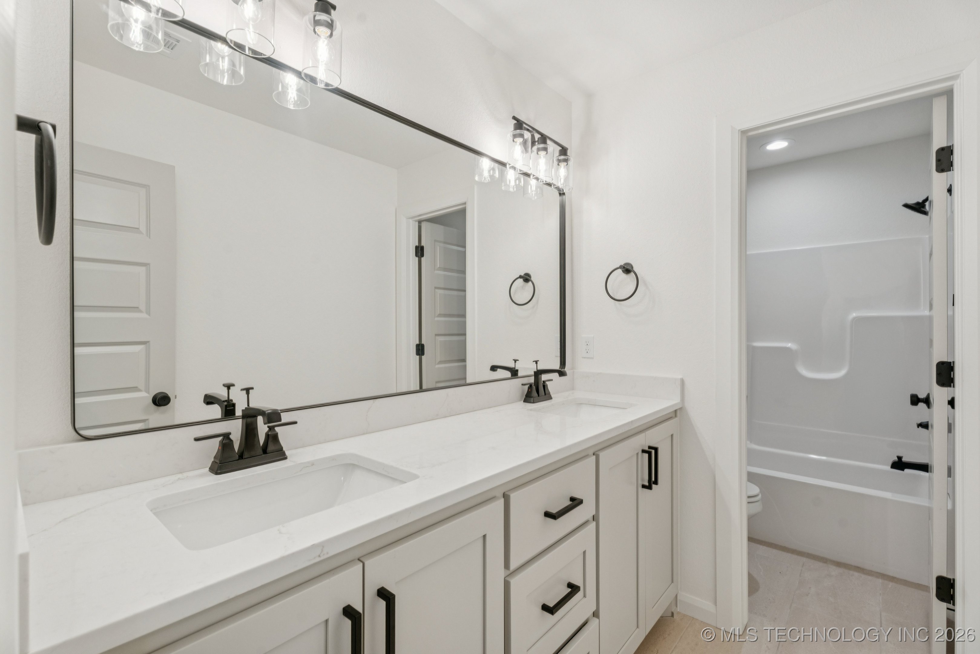 2411 W Birmingham Place Property Photo 32