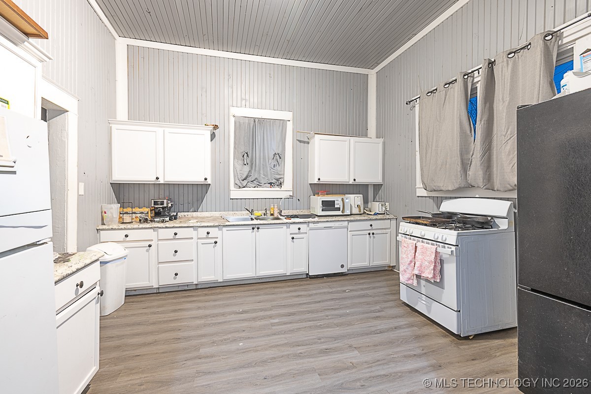 600 W 16th Property Photo 6