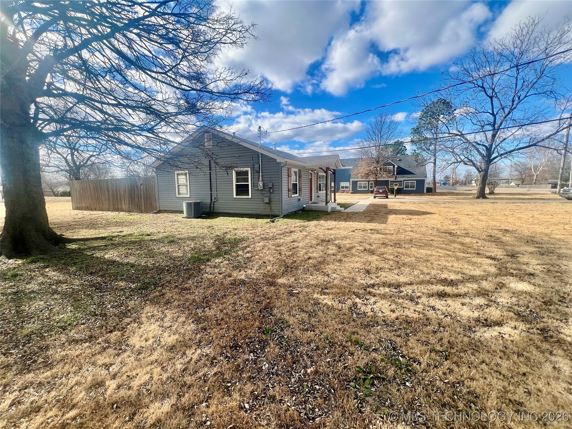 409 W Washington Street Property Photo 5