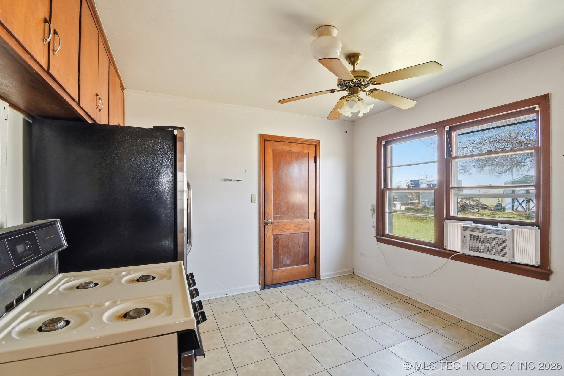 1215 N Yale Avenue Property Photo 9