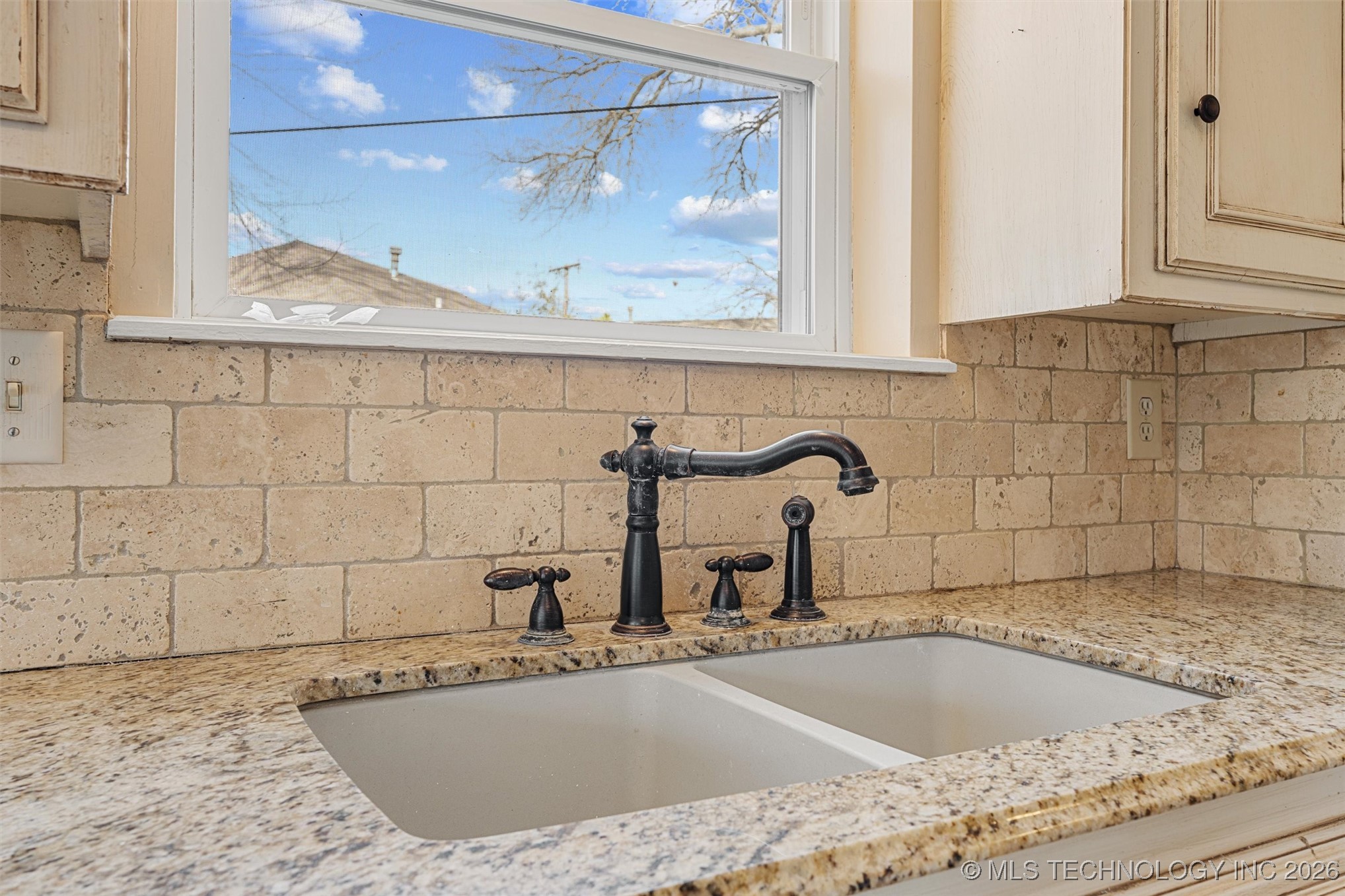 1001 May Lane Property Photo 12