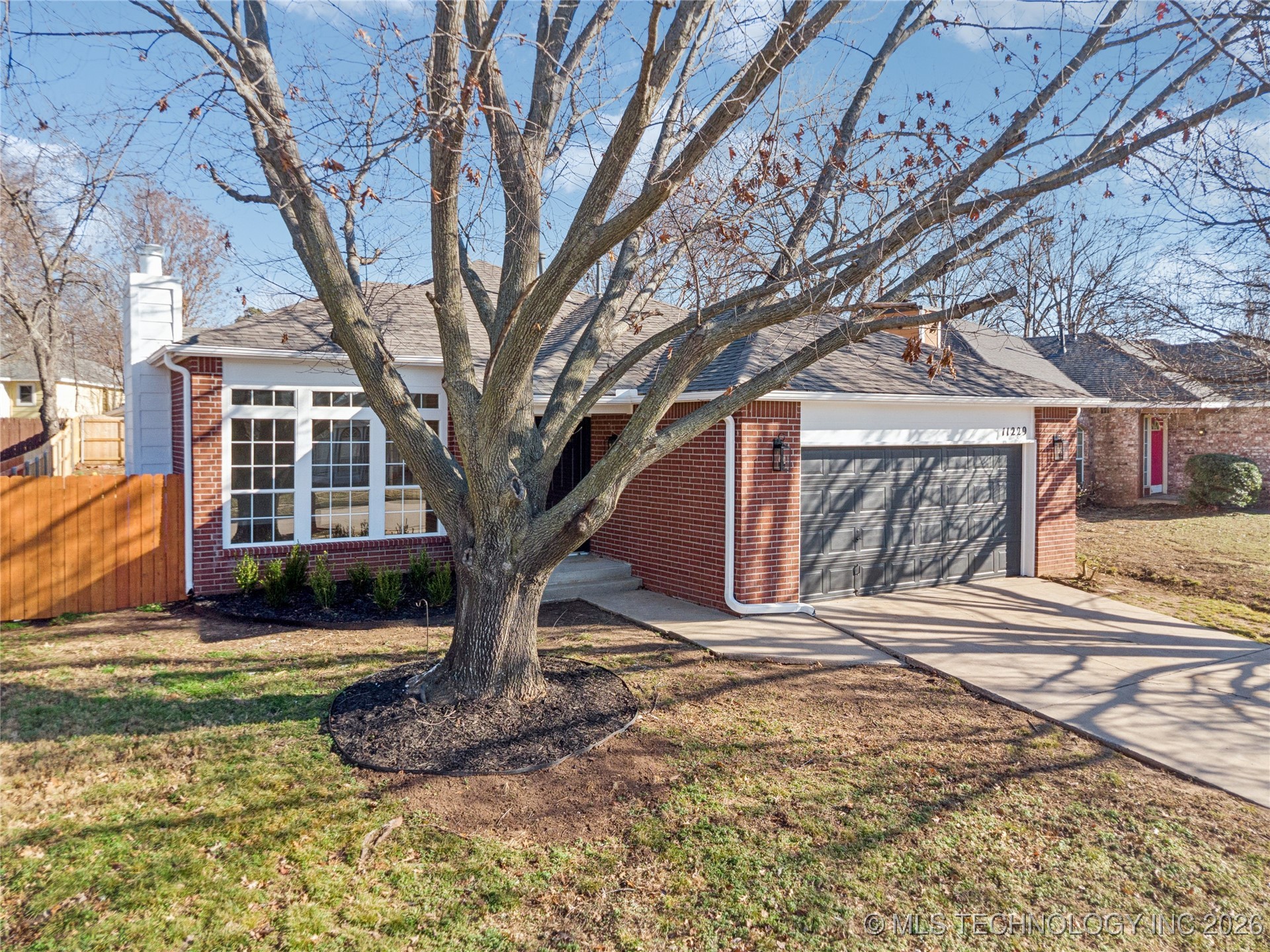 11229 S Nandina Avenue Property Photo 2